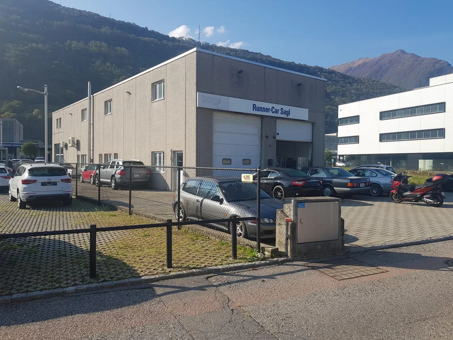 Propriété commerciale avec showroom dans un emplacement privilégié - Photo 1 sur 6