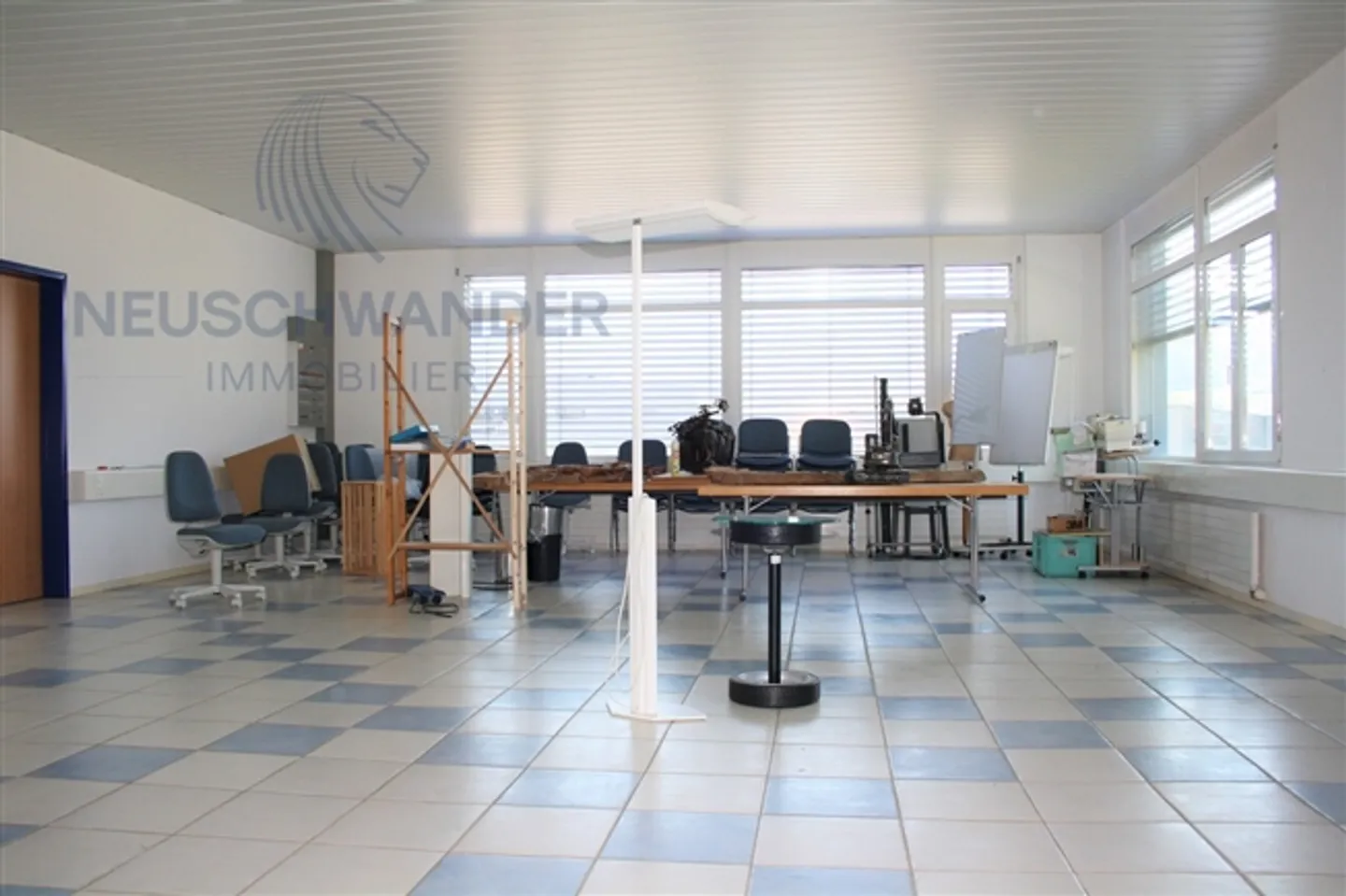 Locale commerciale di 120 m2 - a un passo dall'A16 - Foto 1 di 9