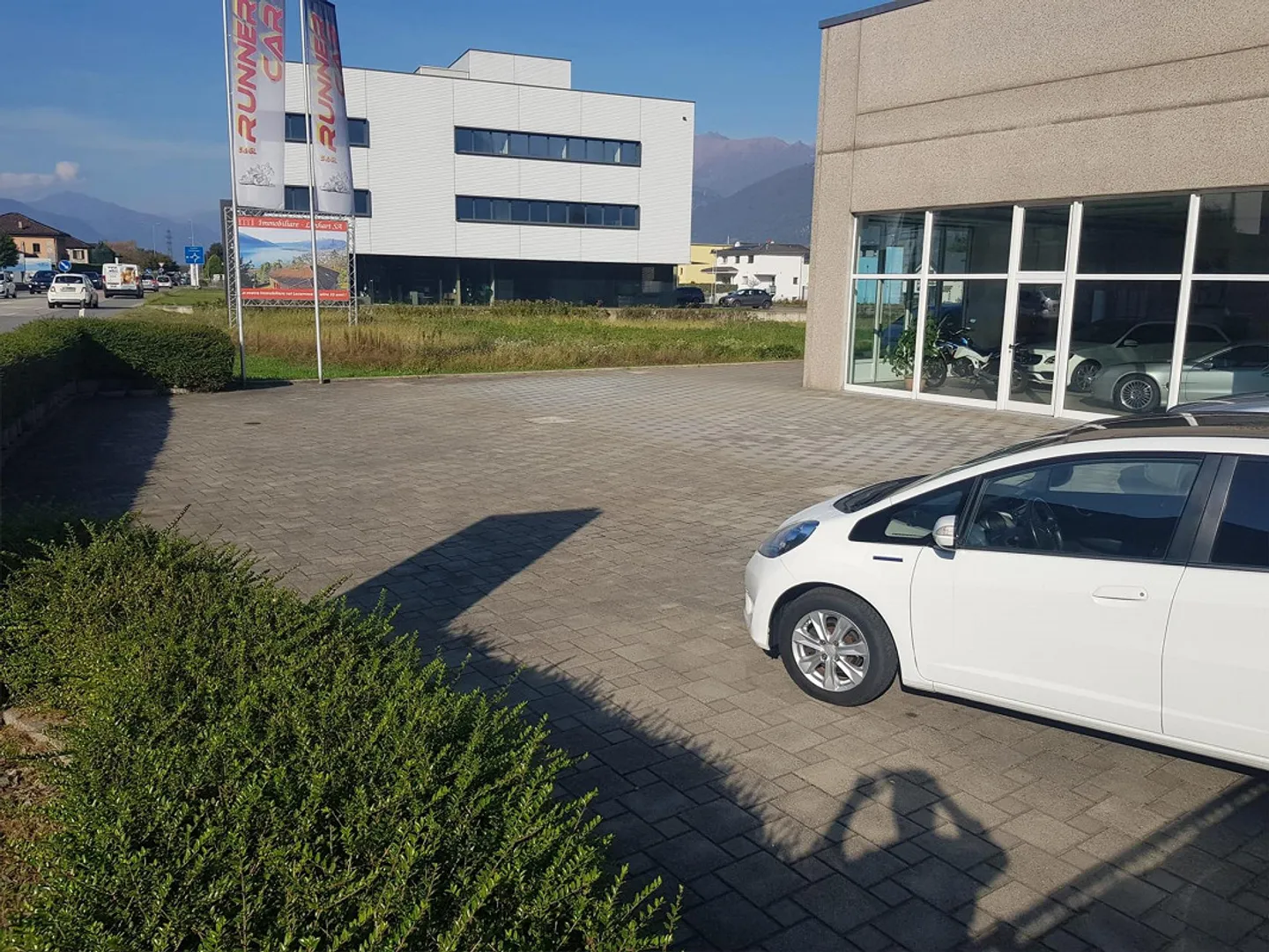Propriété commerciale avec showroom dans un emplacement privilégié - Photo 3 sur 6