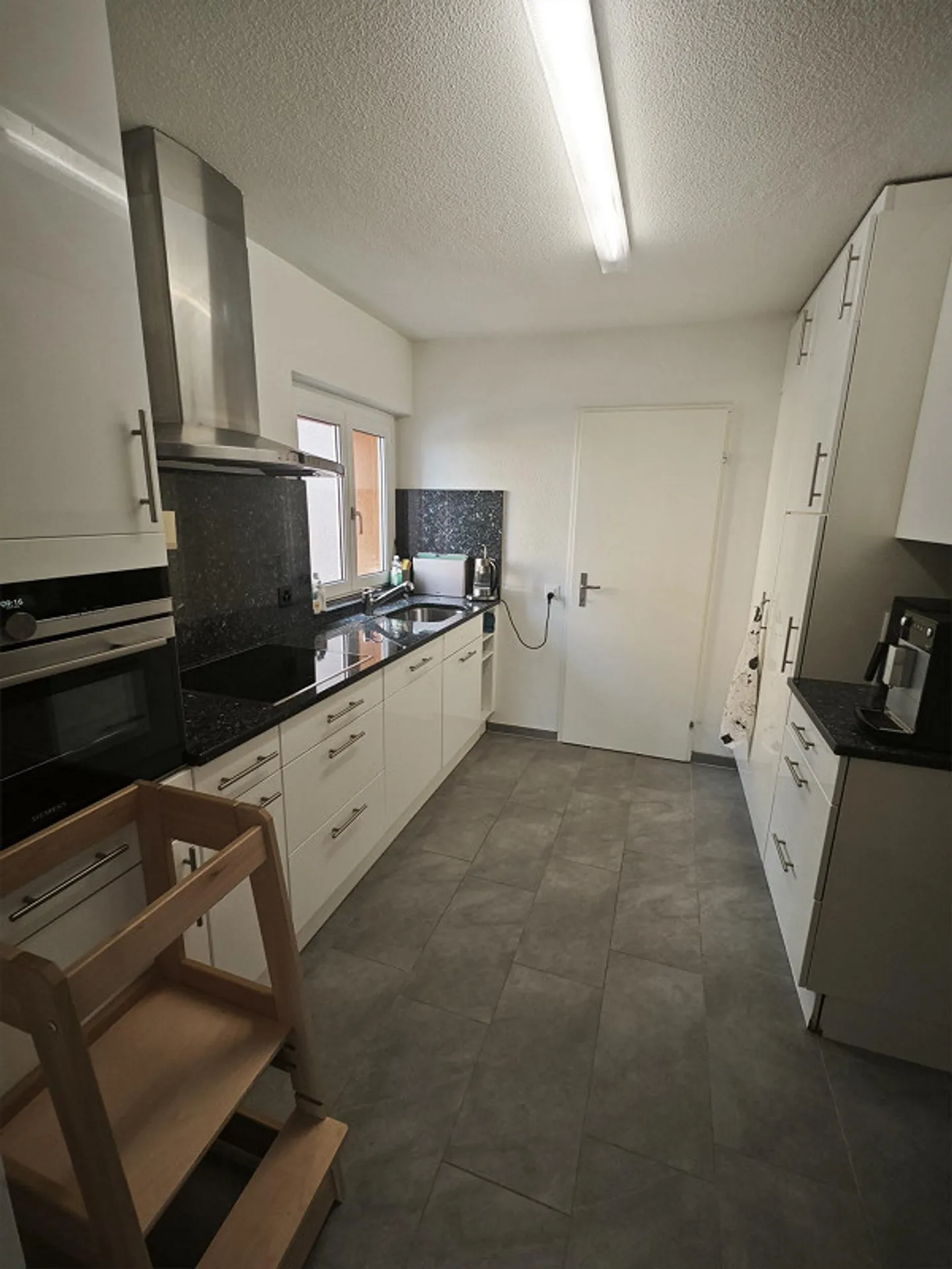 Spacious 4-room apartment with balcony in Engstringen - Photo 1 of 10