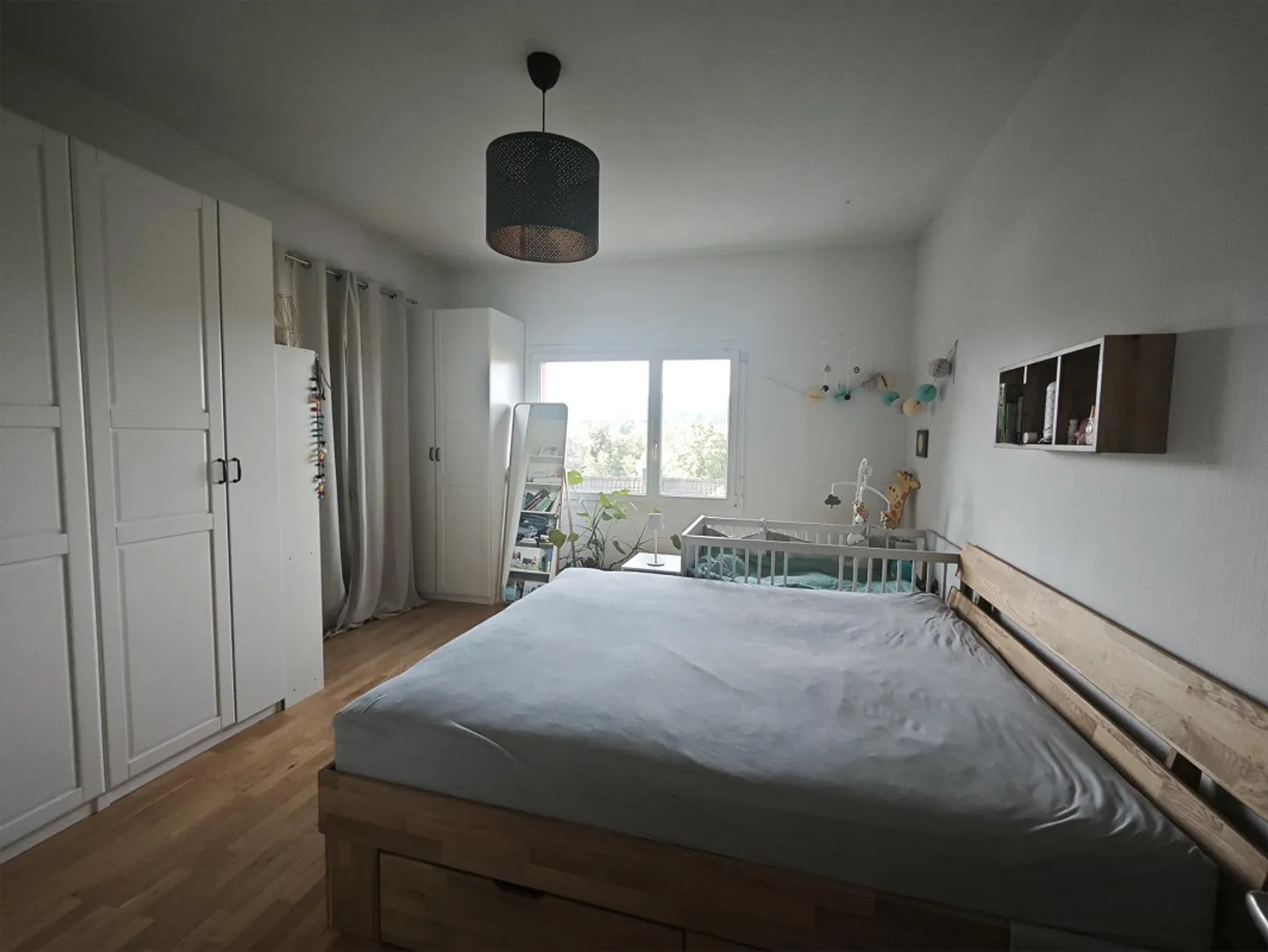 Spacious 4-room apartment with balcony in Engstringen - Photo 2 of 10