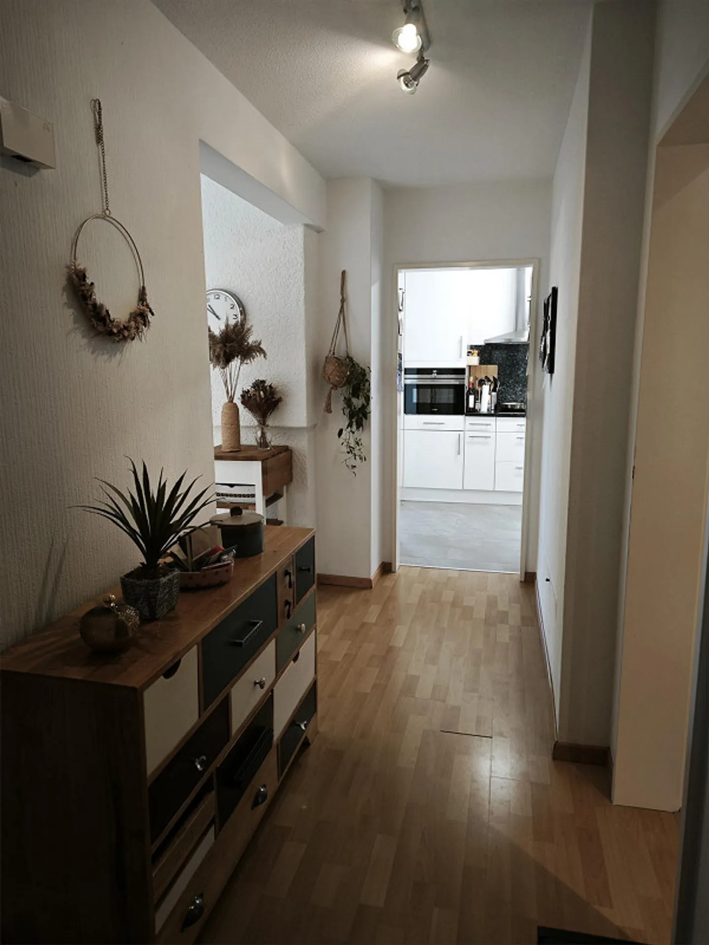 Spacious 4-room apartment with balcony in Engstringen - Photo 3 of 10