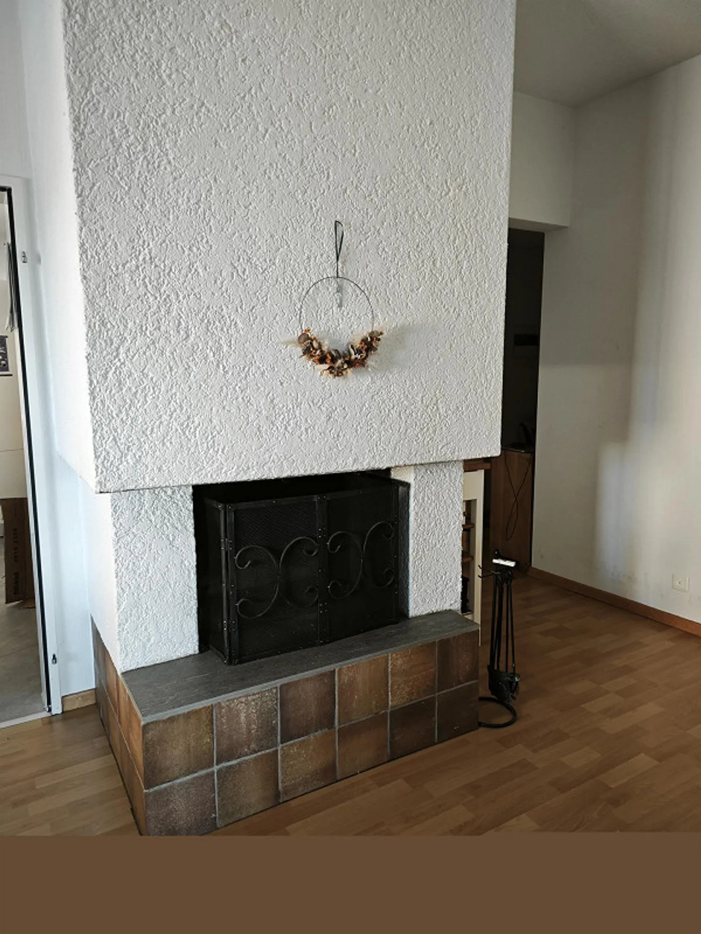 Spacious 4-room apartment with balcony in Engstringen - Photo 4 of 10