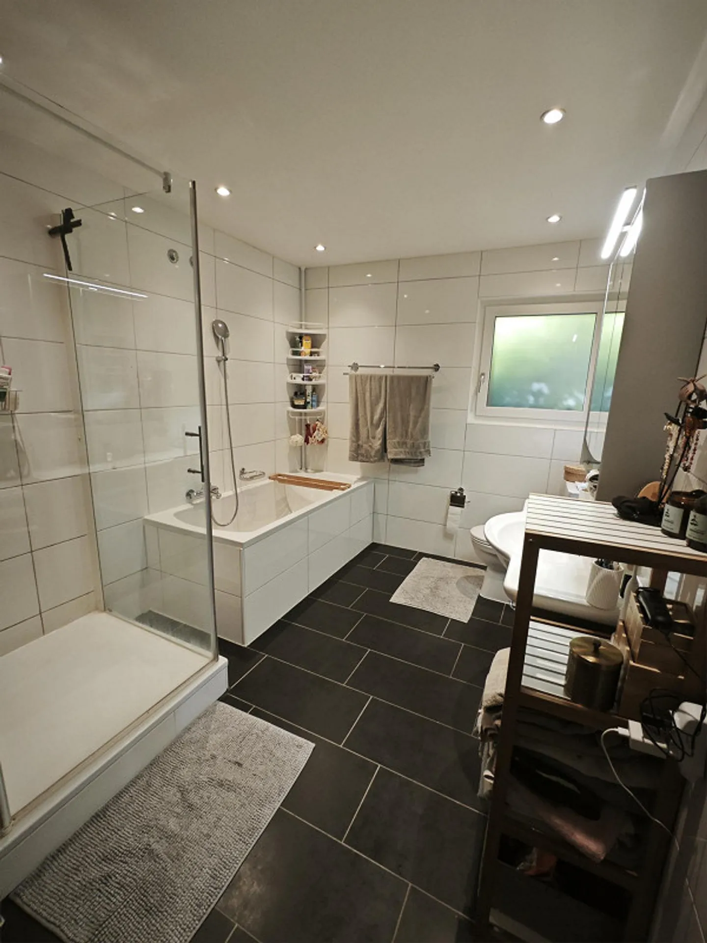 Spacious 4-room apartment with balcony in Engstringen - Photo 5 of 10
