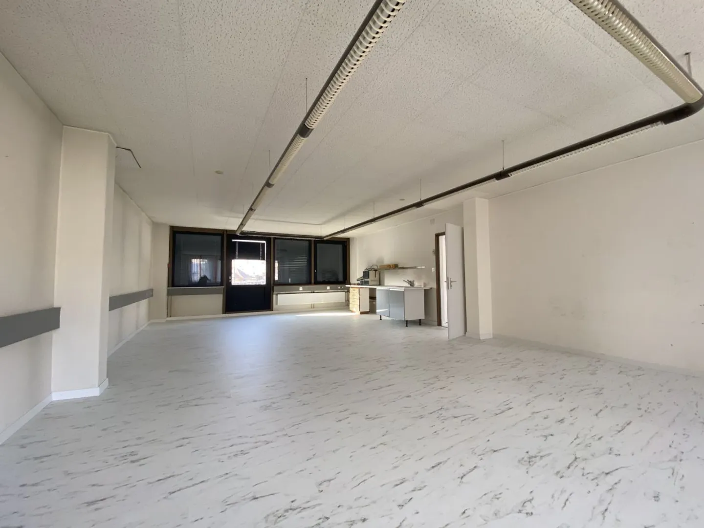 Large Office in Neuchâtel / Medical Practice - Photo 3 of 7