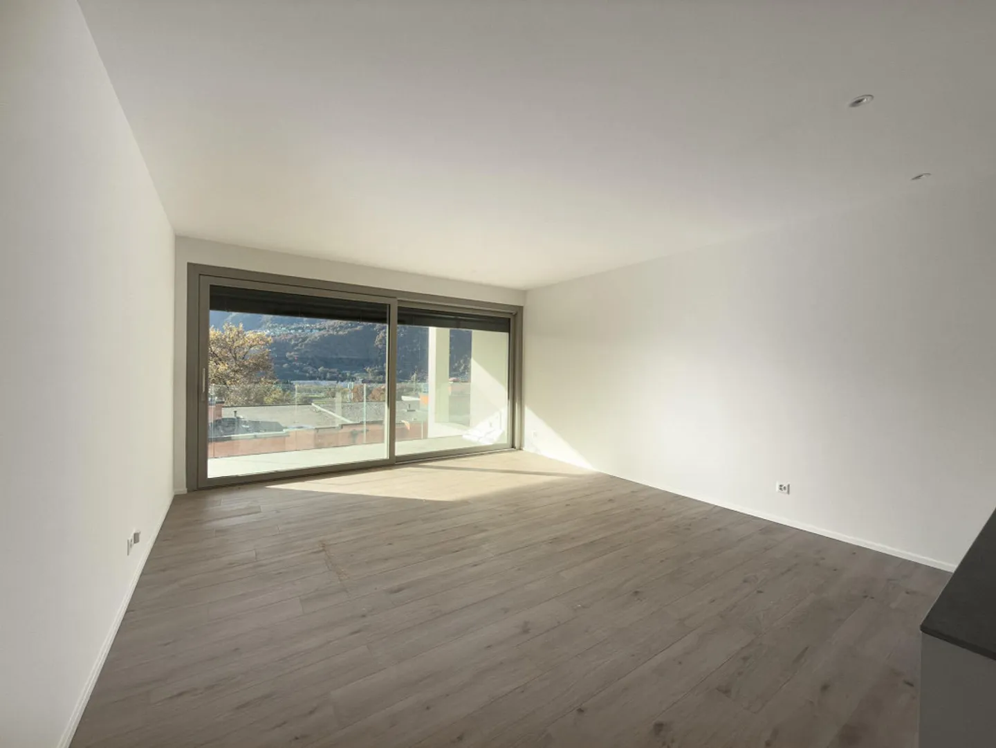 Modern 2.5 rooms in first location in Vezia - Photo 1 of 8