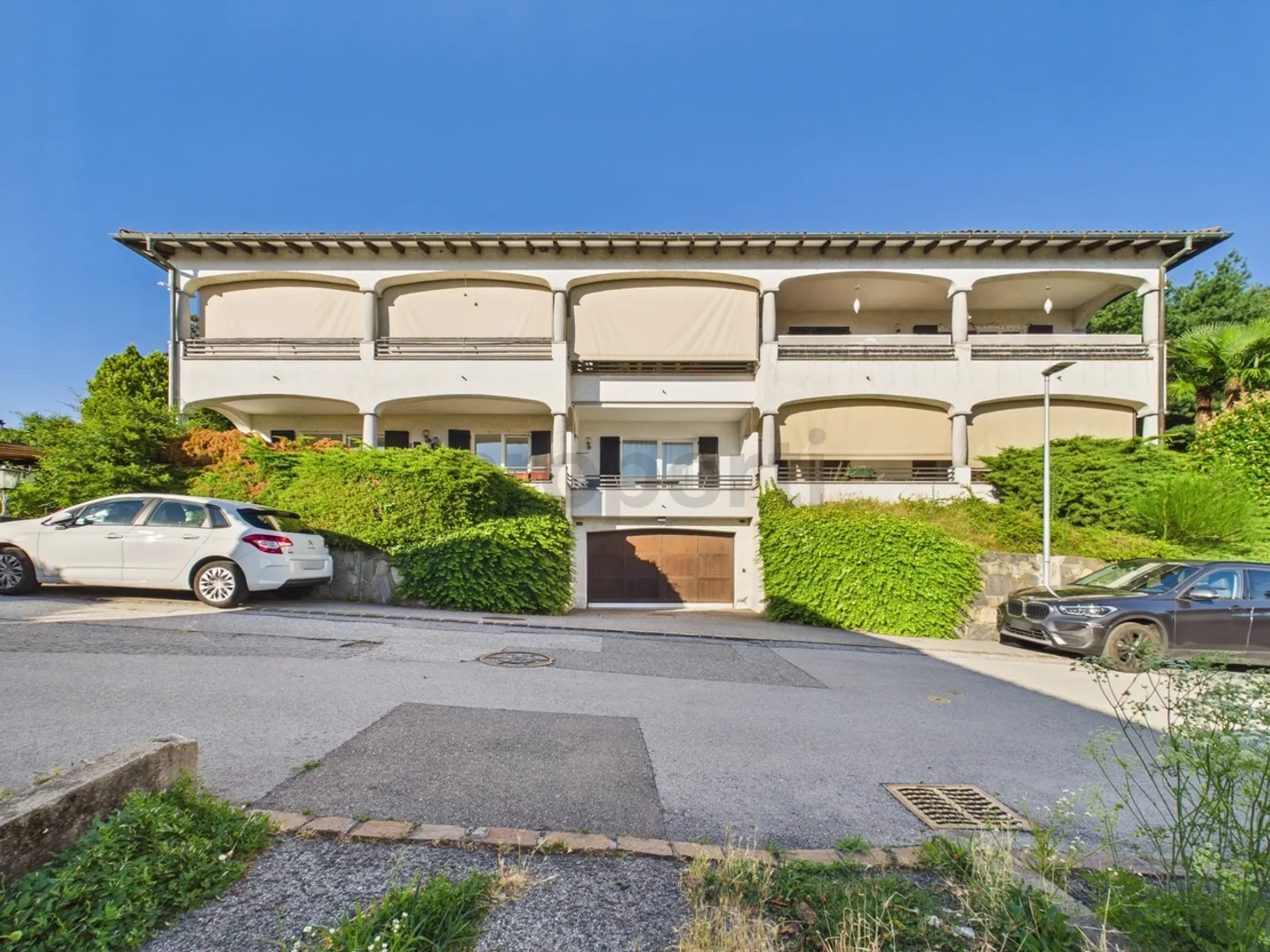 Grande terrazza ad ovest con tramonti spettacolari, piscina condominiale e camino a legna - Foto 1 von 13