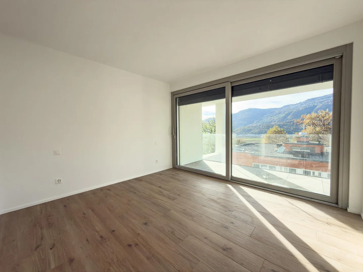 Modern 2.5 rooms in first location in Vezia - Photo 3 of 8