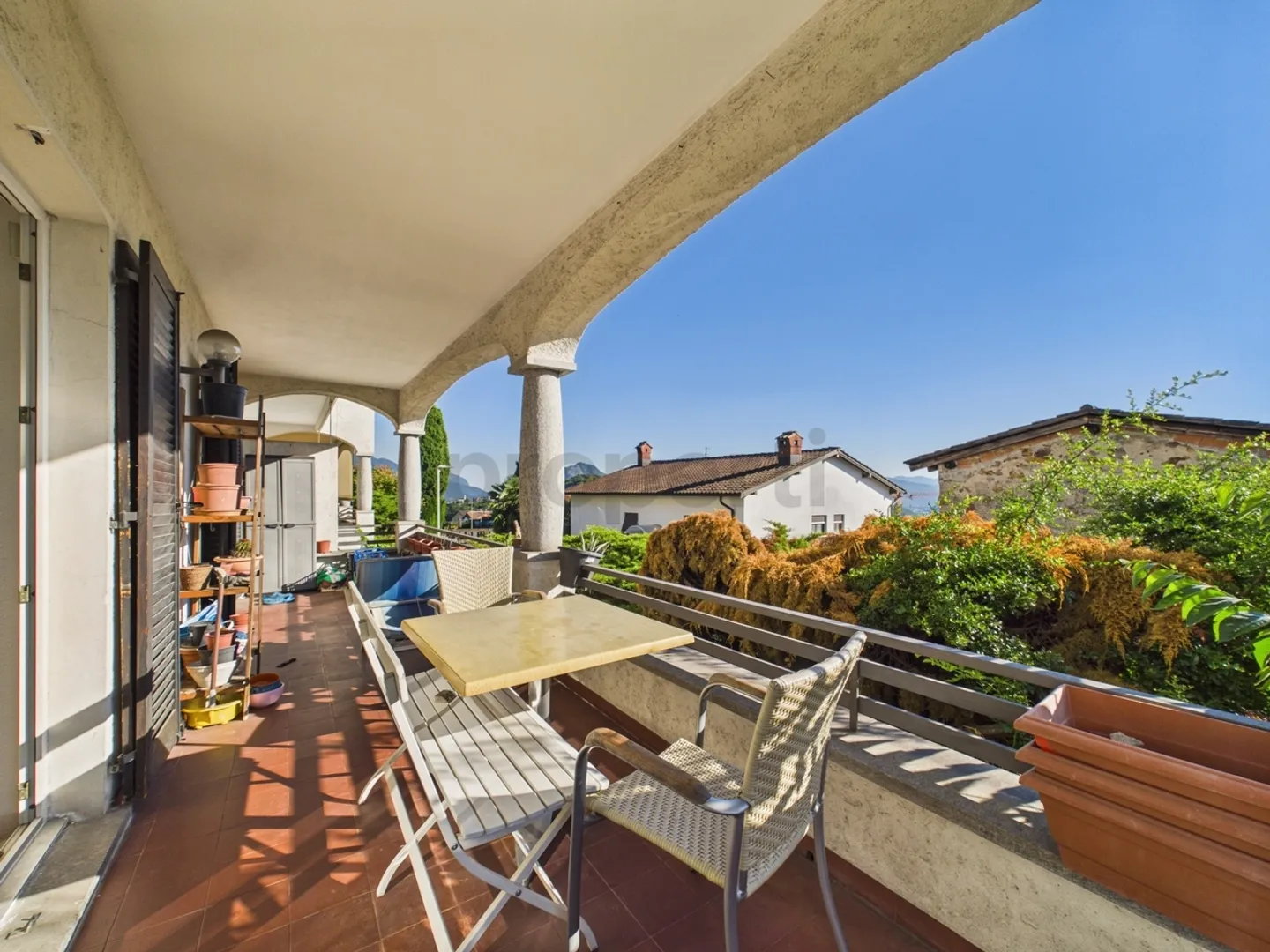 Grande terrazza ad ovest con tramonti spettacolari, piscina condominiale e camino a legna - Foto 10 von 13