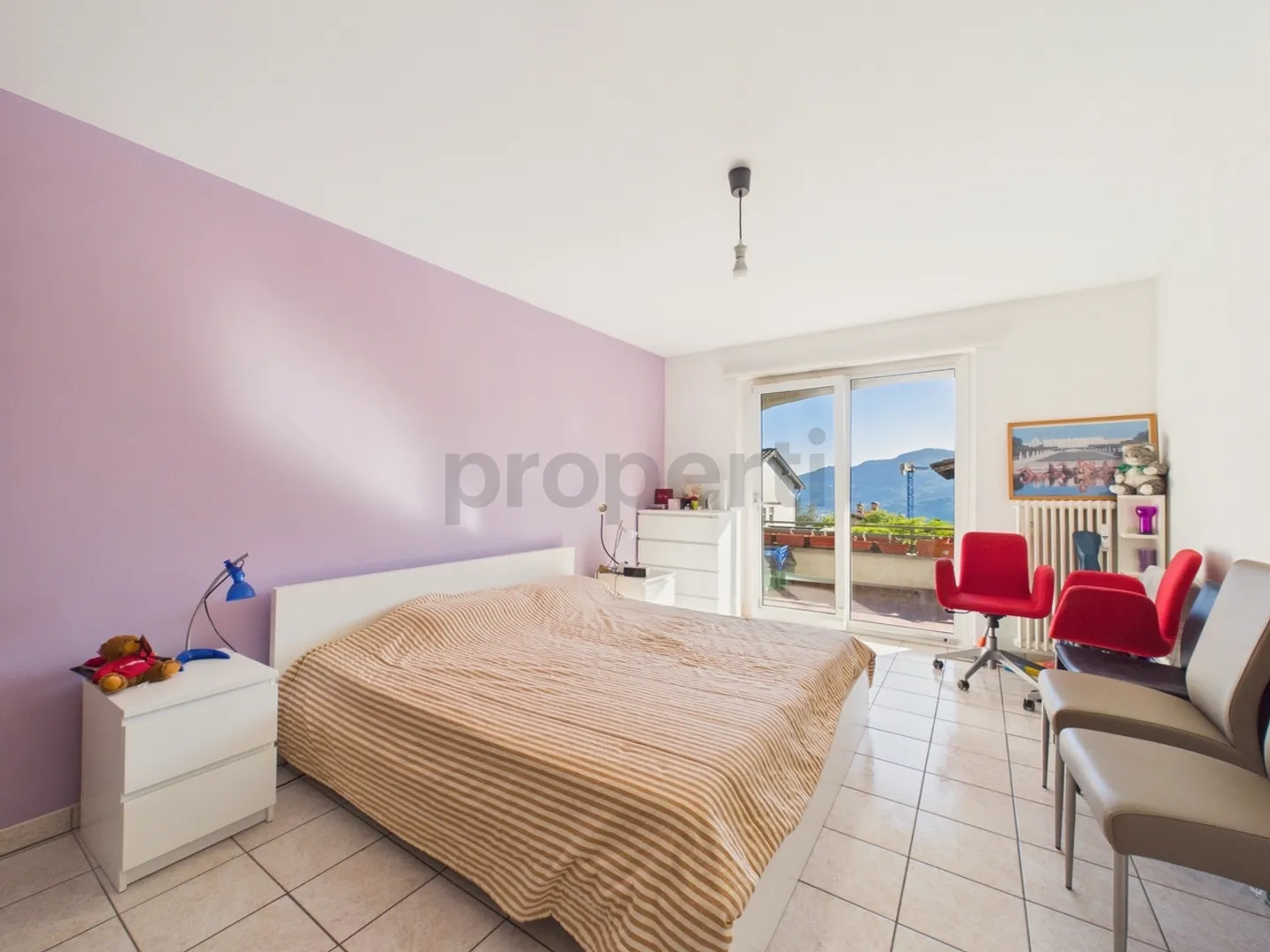 Grande terrazza ad ovest con tramonti spettacolari, piscina condominiale e camino a legna - Foto 7 von 13