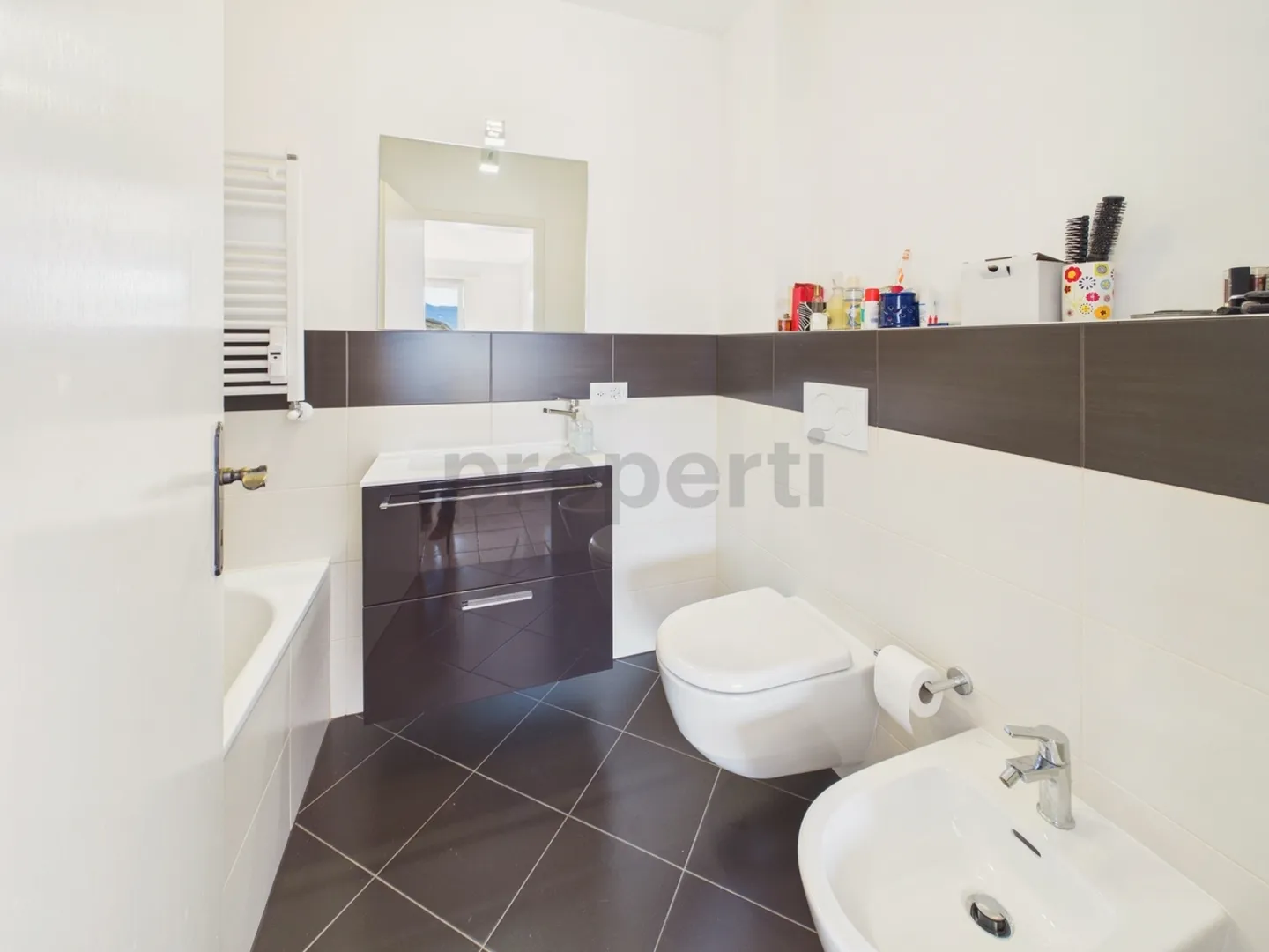 Grande terrazza ad ovest con tramonti spettacolari, piscina condominiale e camino a legna - Foto 11 von 13