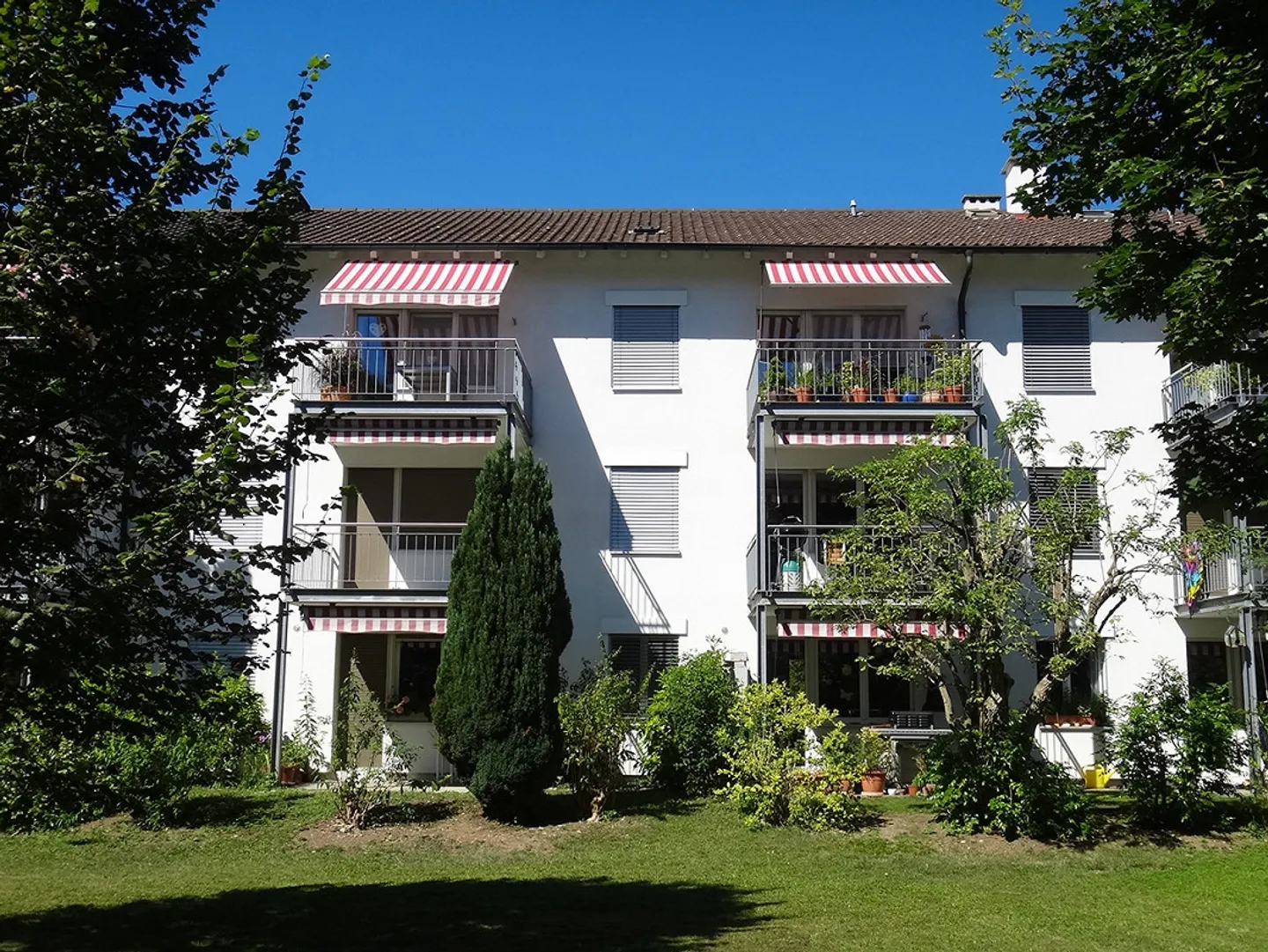 Ampio appartamento di 4,5 stanze con 2 posti a sedere in giardino - Foto 1 di 19