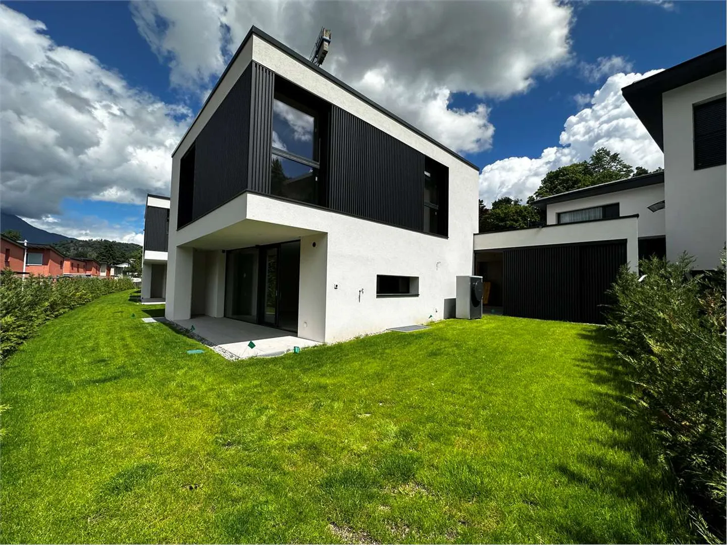 NOUVELLES VILLAS AVEC JARDIN DANS UNE ZONE ÉLOIGNÉE - Photo 1 sur 20