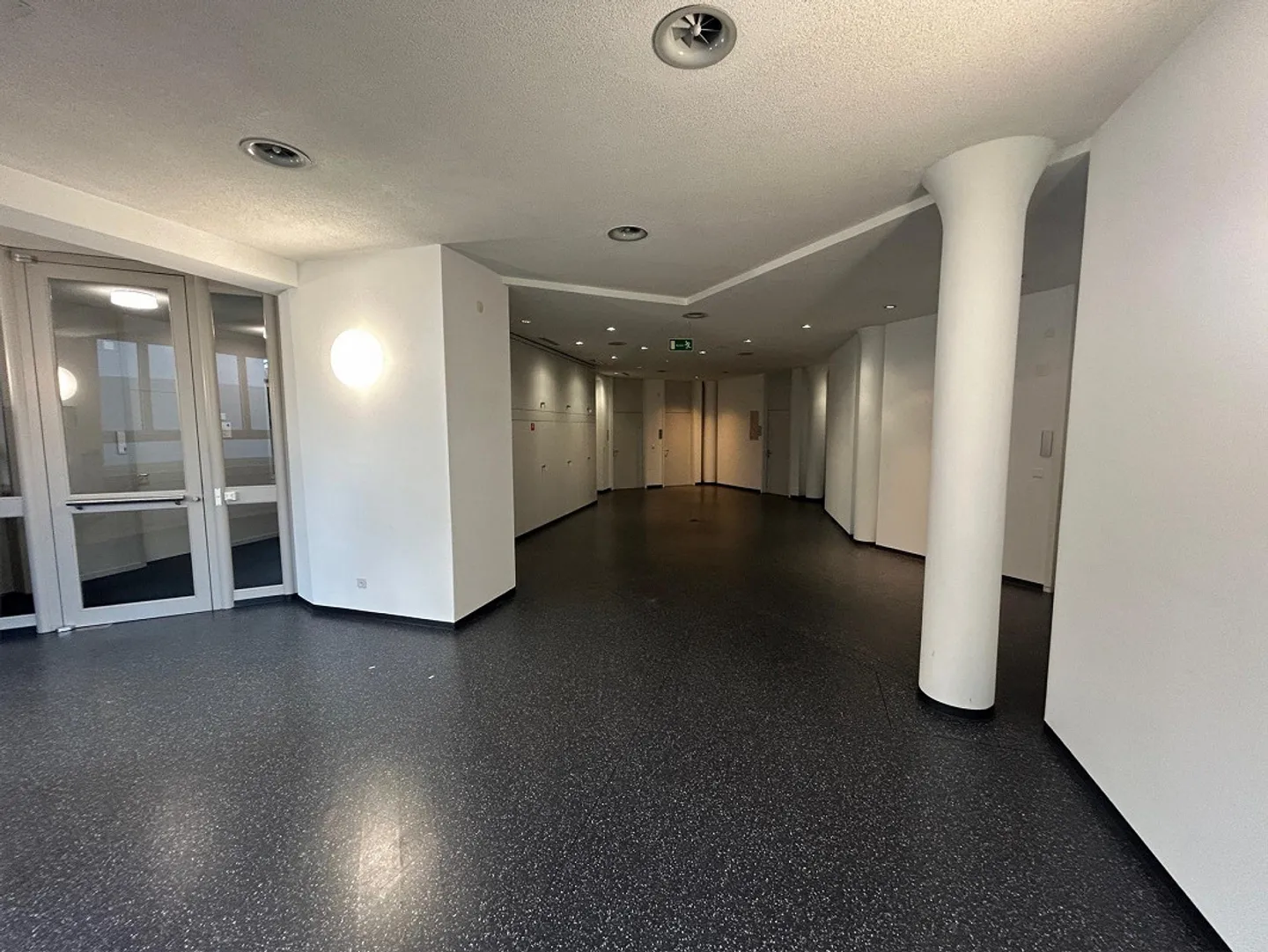 Spazio commerciale nel centro - Foto 4 di 15