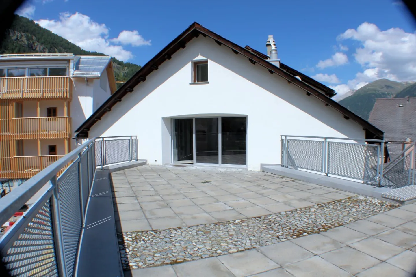 Seasonal rental of spacious penthouse apartment with sun terrace - Photo 2 of 11