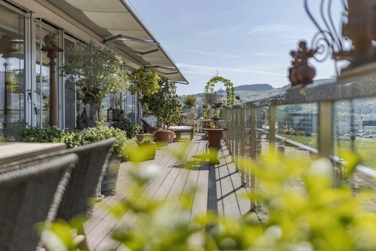 Modern penthouse apartment with breathtaking views - Photo 10 of 14