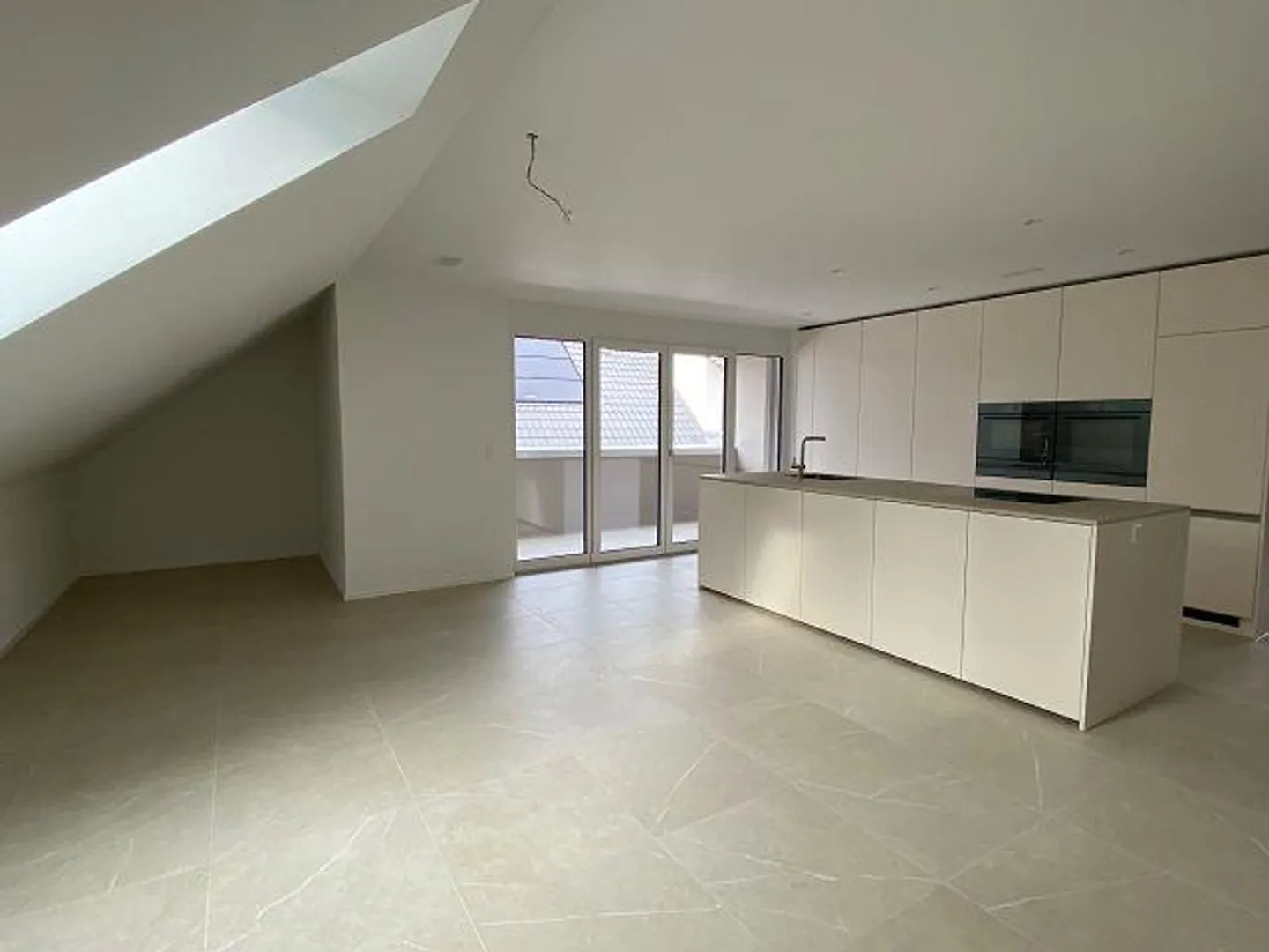 Charming 4.5-room apartment with slight sloping ceilings - Photo 2 of 12