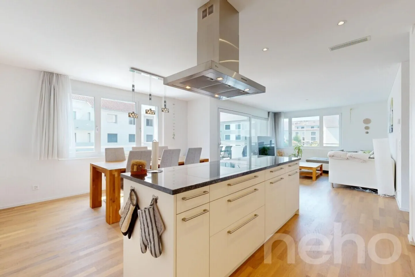 Appartement de 4,5 pièces bien entretenu avec balcon spacieux et deux places de parking souterrain - Photo 2 sur 12