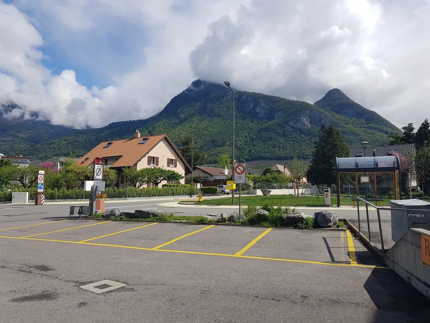 Plusieurs places de parc extérieures à louer  - Photo 2 of 3