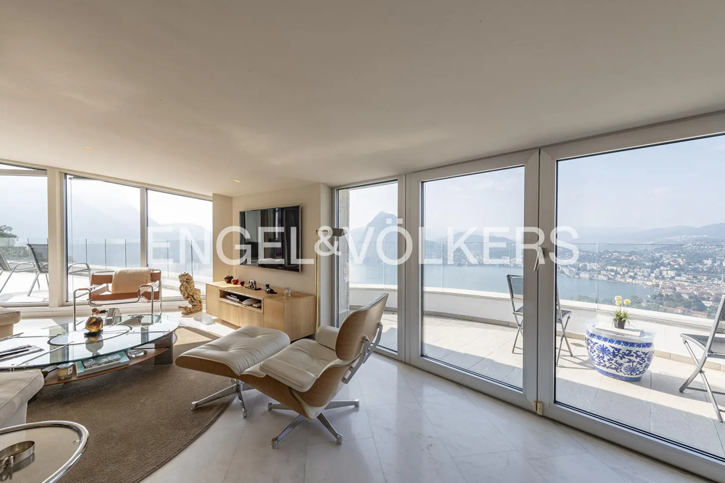 Exclusive duplex with unique lake view - Photo 2 of 18