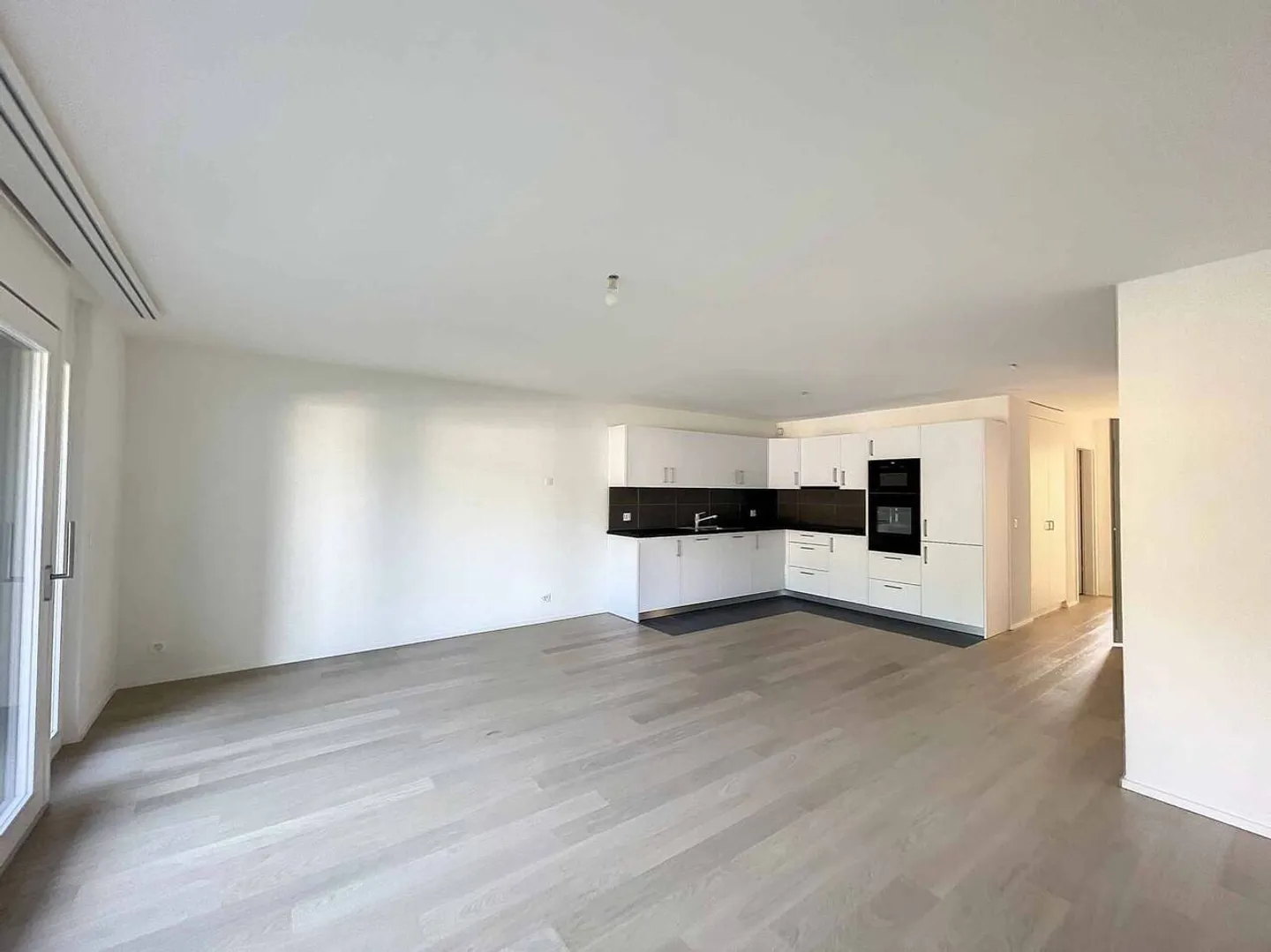 Spacious 2.5 rooms with terrace - Photo 2 of 4