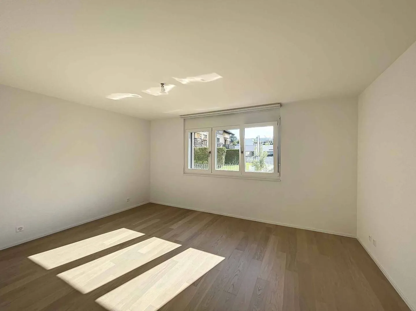 Spacious 2.5 rooms with terrace - Photo 3 of 4