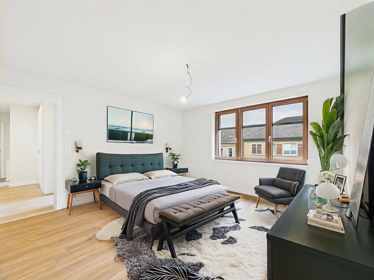 Central Apartment Experience Directly at Oerlikon Train Station - Photo 4 of 9