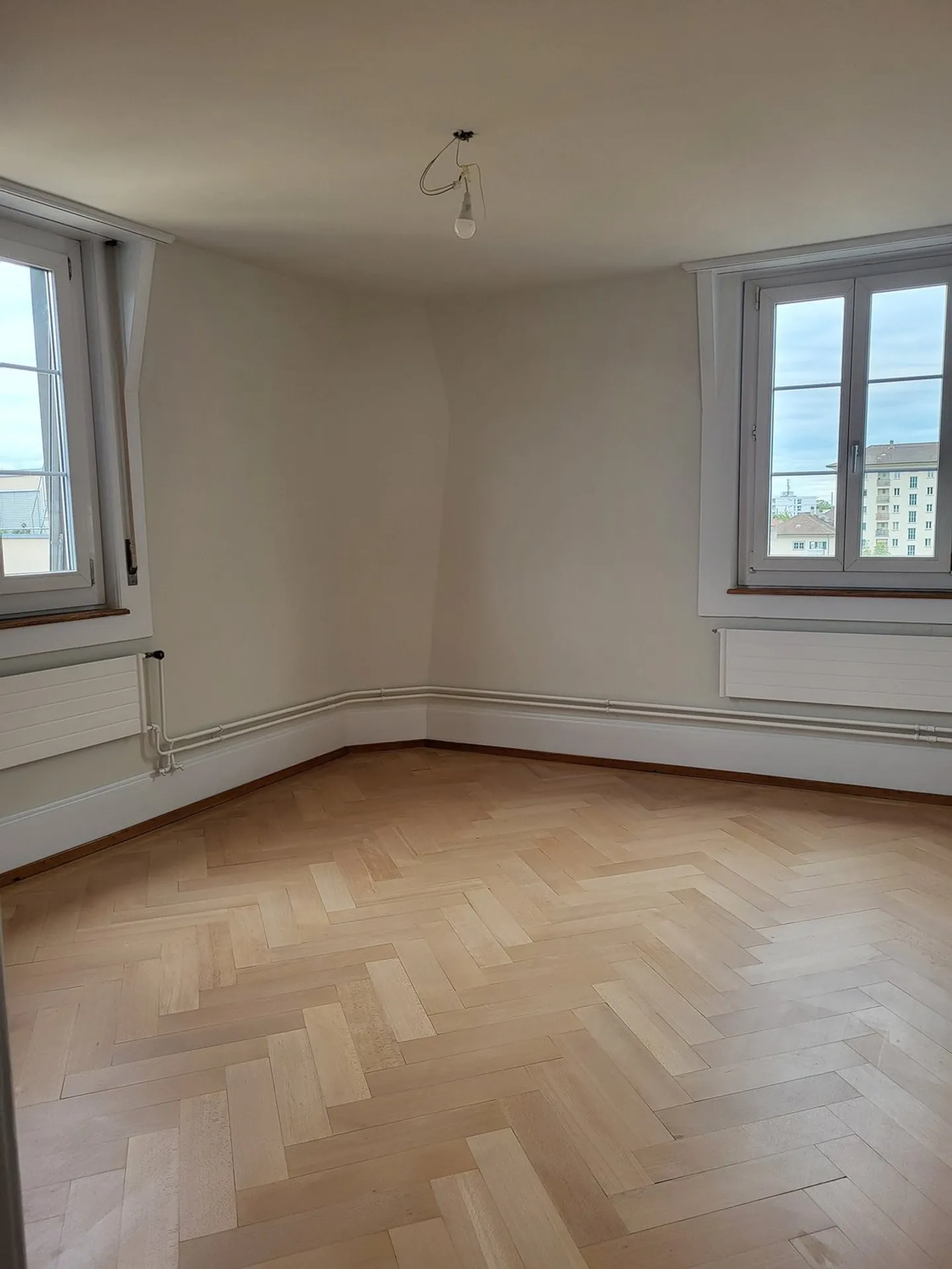 Appartement ancien avec beaucoup de charme 4.5 pièces dans un emplacement central à Bienne - Photo 3 sur 12