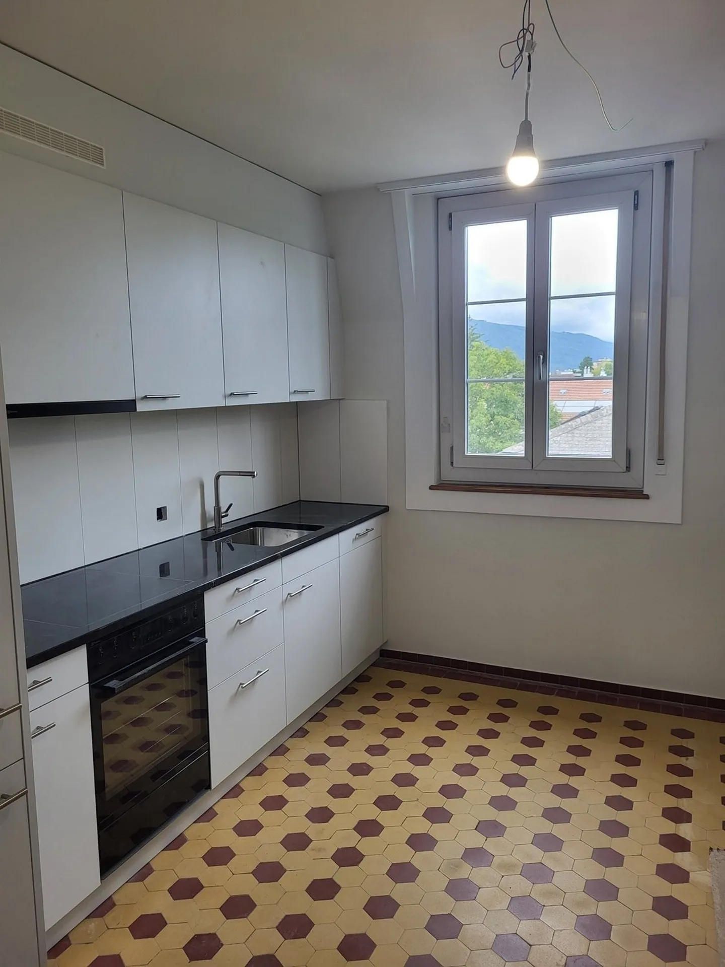 Appartement ancien avec beaucoup de charme 4.5 pièces dans un emplacement central à Bienne - Photo 2 sur 12