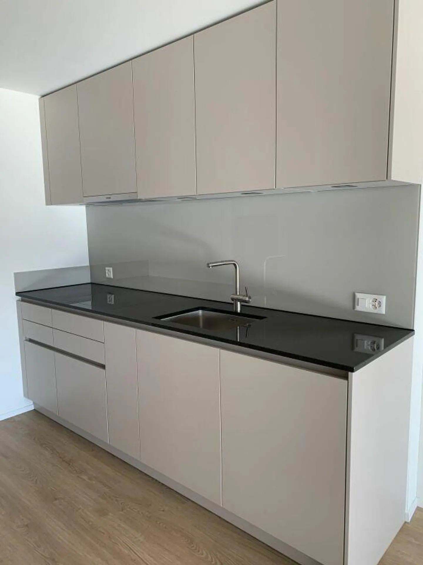 Appartamento moderno di 2,5 locali come nuovo nel complesso SONNENBÜEL a Eschenbach - Foto 2 di 6