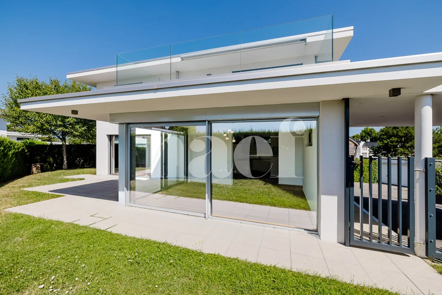 Villa contemporaine en excellent état sur trois niveaux - emplacement idéal près du lac - Photo 2 sur 13