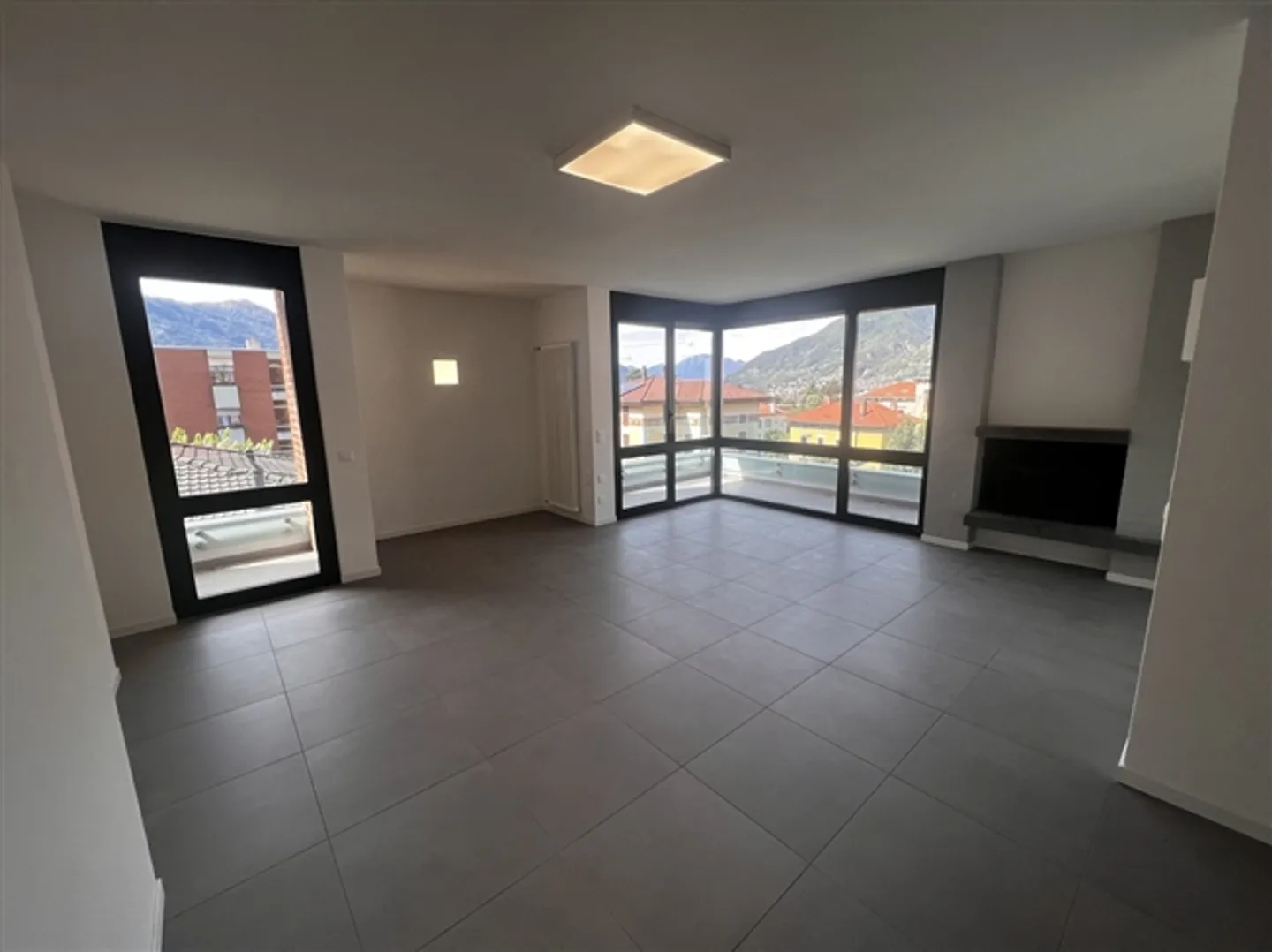 GRANDE APPARTEMENT 5,5 PIÈCES À LOUER DANS UN IMMEUBLE RÉCEMMENT RÉNOVÉ - Photo 2 sur 13