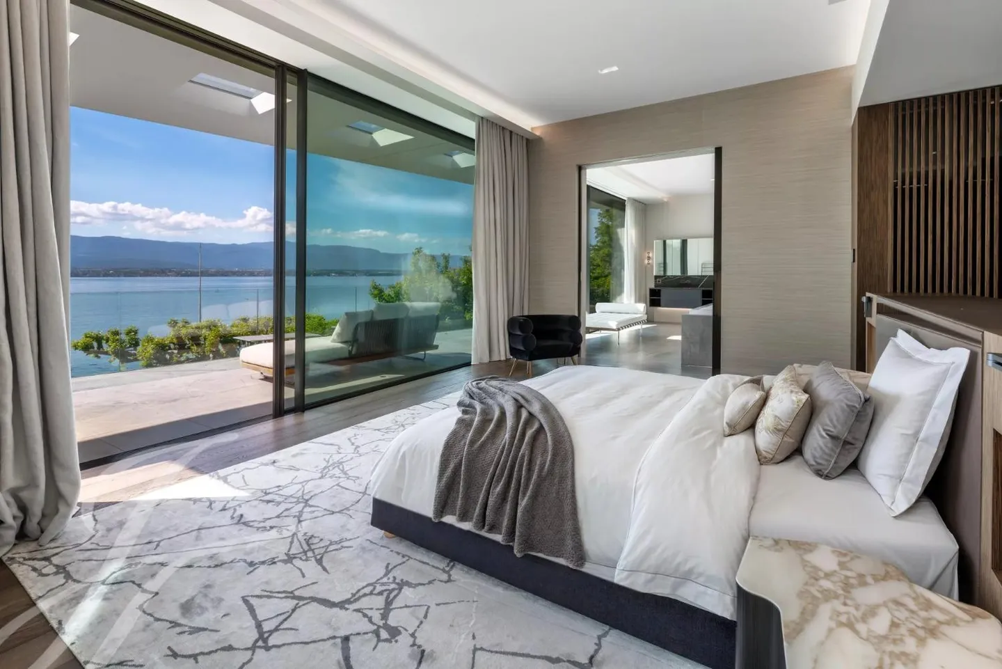 Luxury Villa with Lake Access - Photo 8 of 13