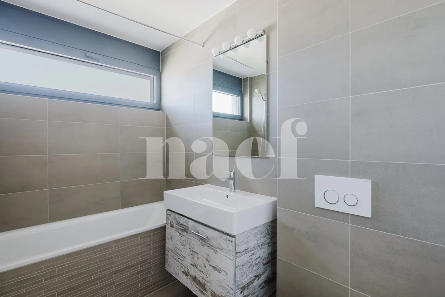 Villa contemporaine en excellent état sur trois niveaux - emplacement idéal près du lac - Photo 8 sur 13