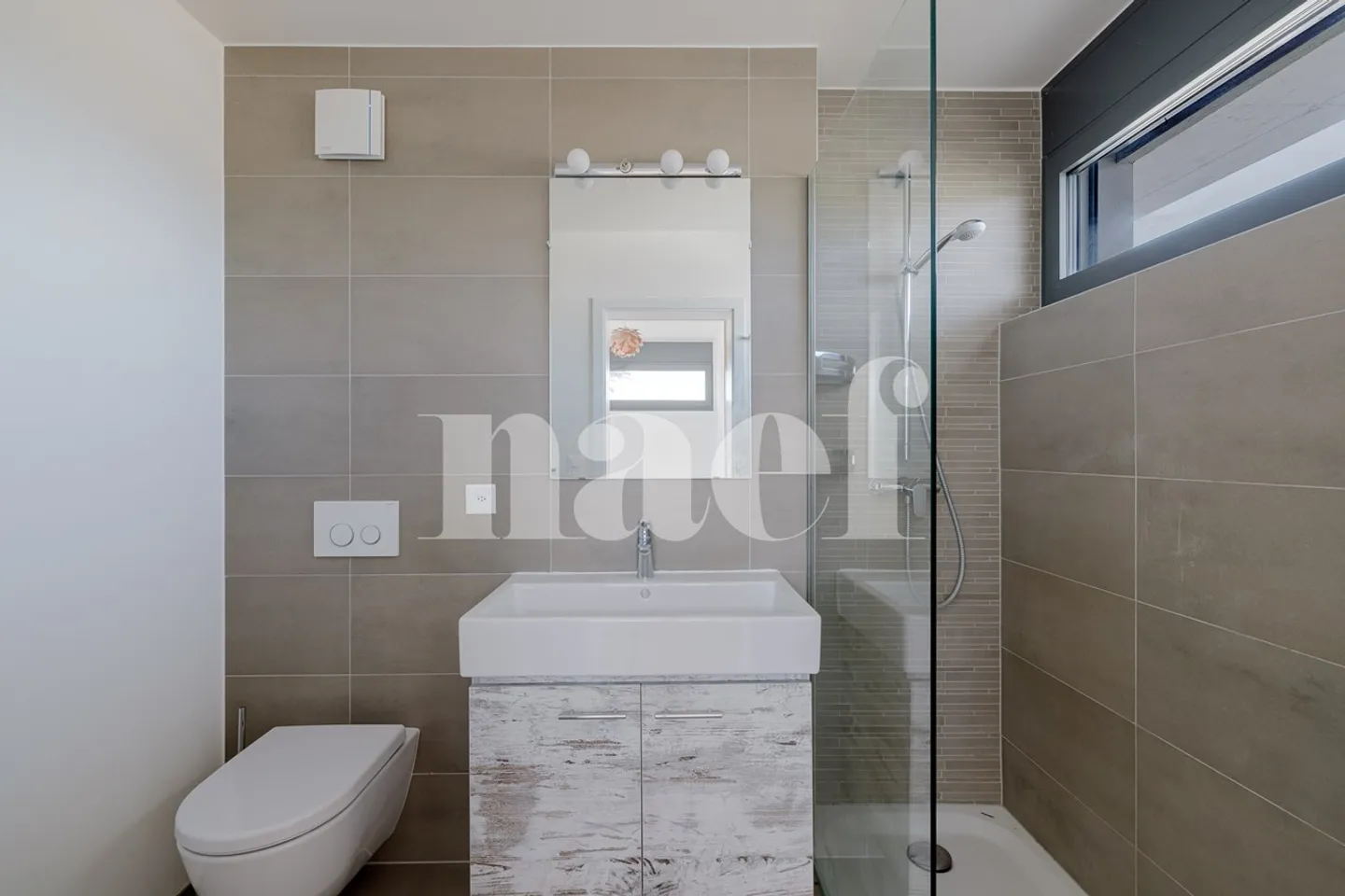 Villa contemporaine en excellent état sur trois niveaux - emplacement idéal près du lac - Photo 12 sur 13