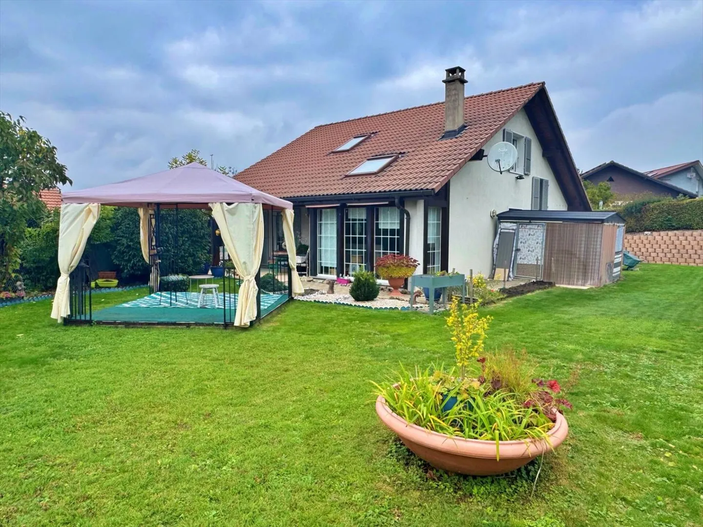 Superba villa indipendente con grande giardino in quartiere residenziale - Foto 1 di 13