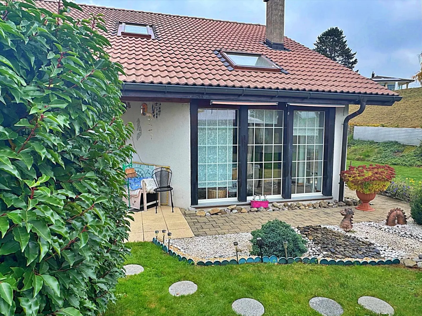 Superba villa indipendente con grande giardino in quartiere residenziale - Foto 3 di 13
