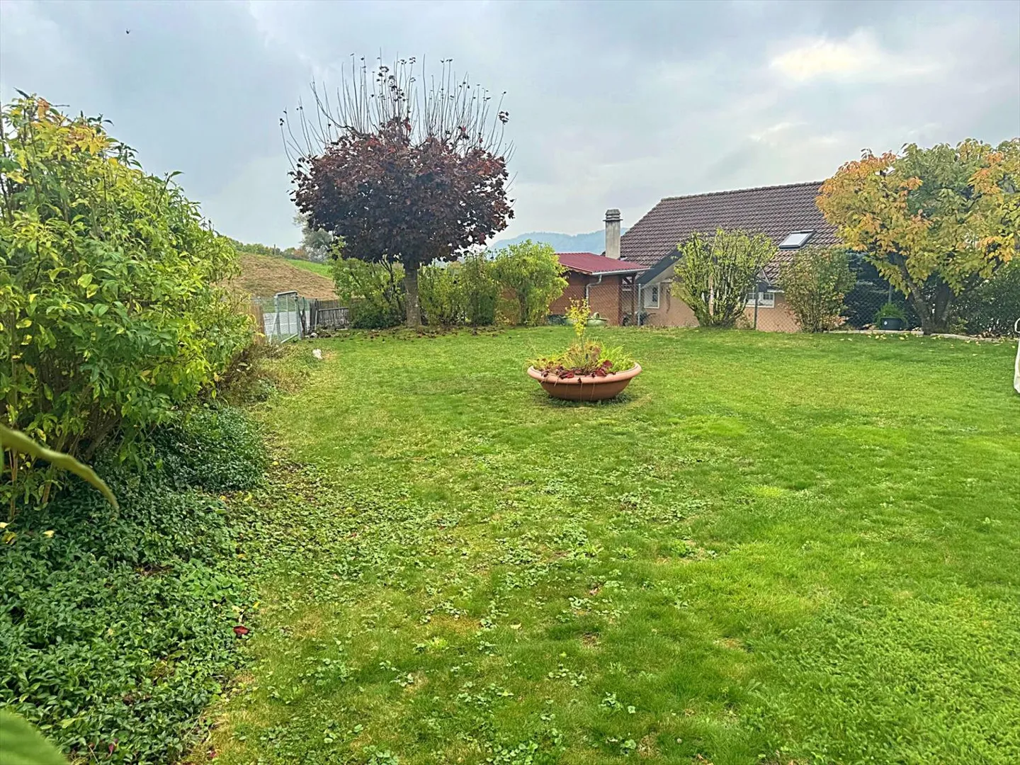 Superba villa indipendente con grande giardino in quartiere residenziale - Foto 5 di 13