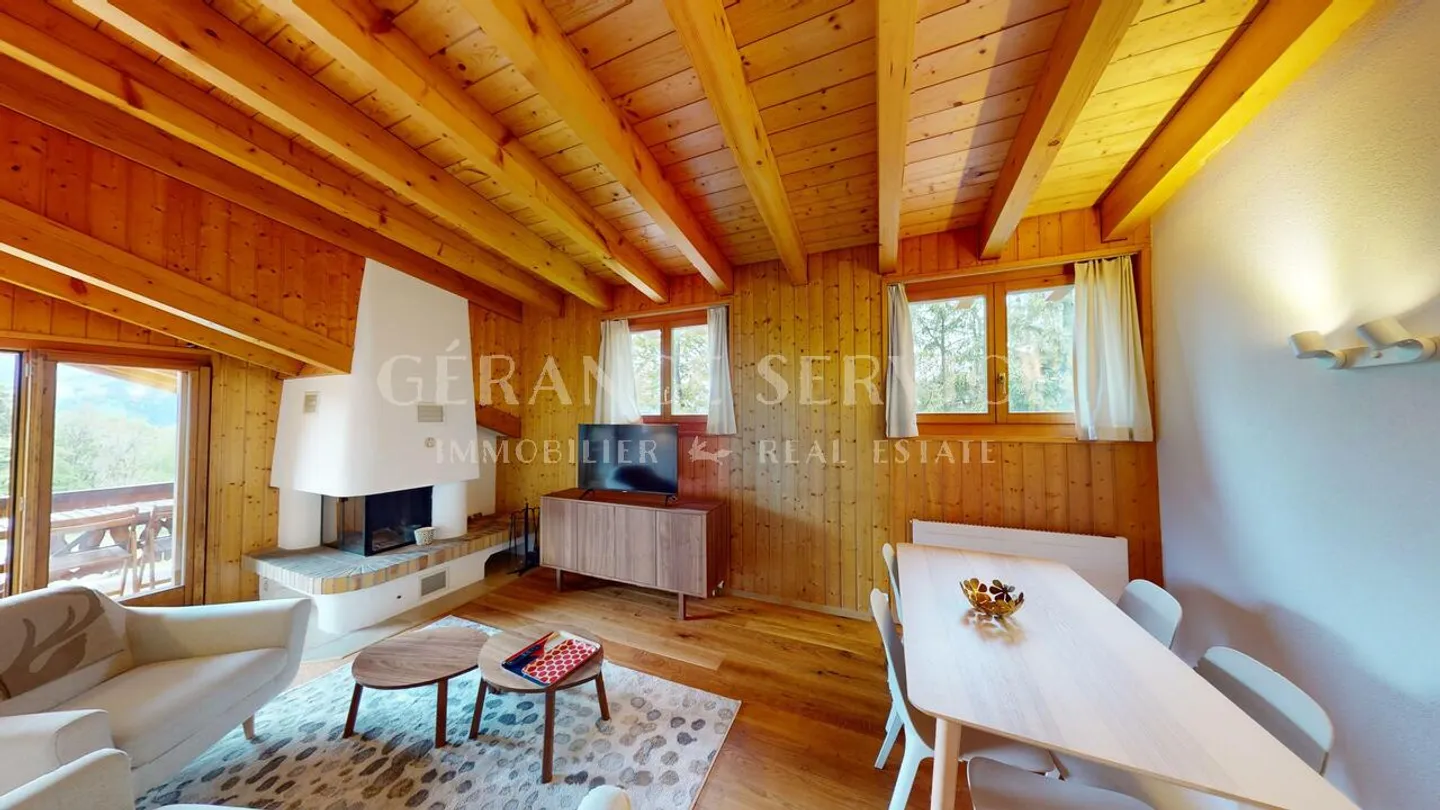 Charming Apartment with Balcony - Photo 3 of 12