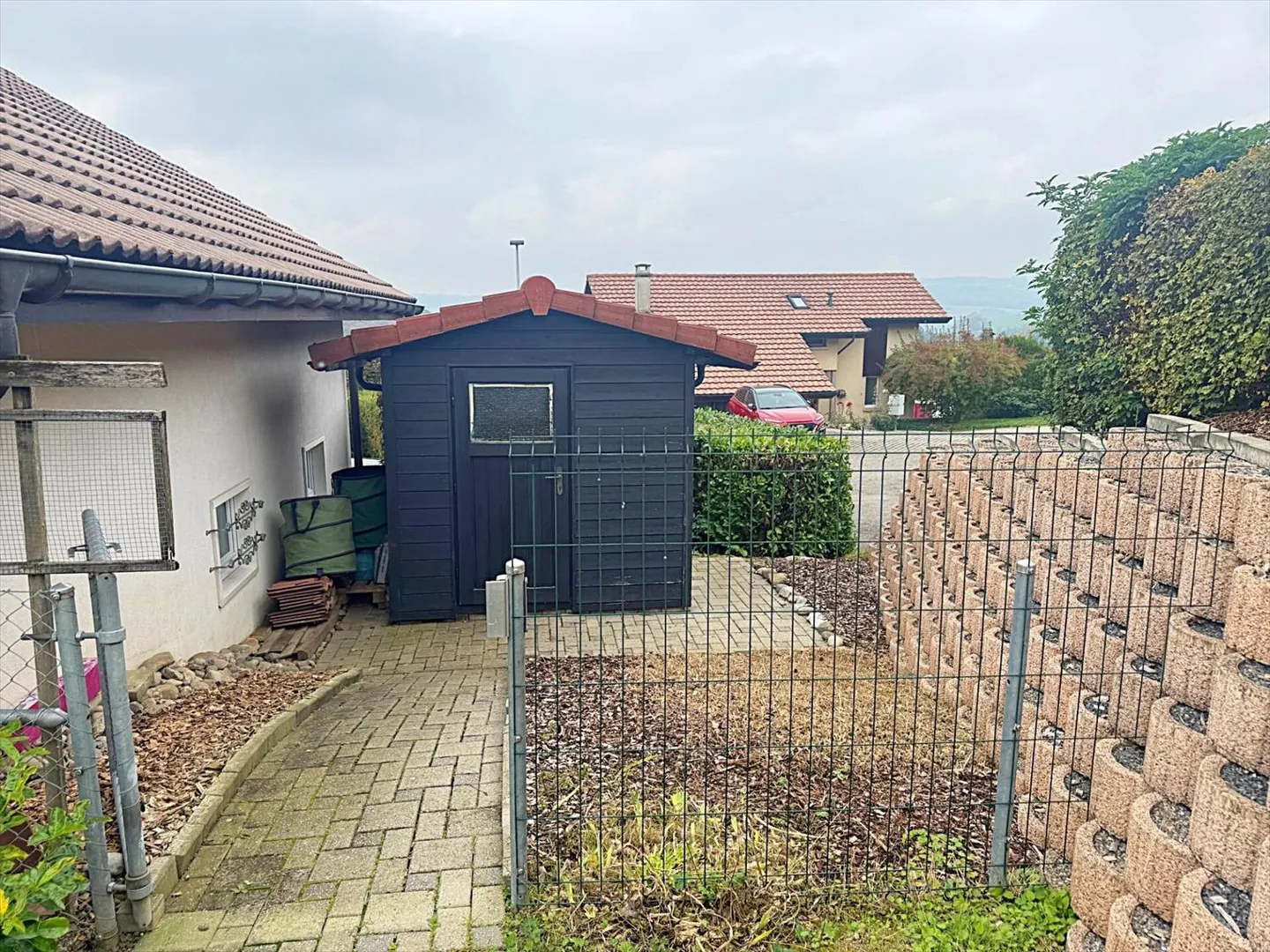 Superba villa indipendente con grande giardino in quartiere residenziale - Foto 7 di 13