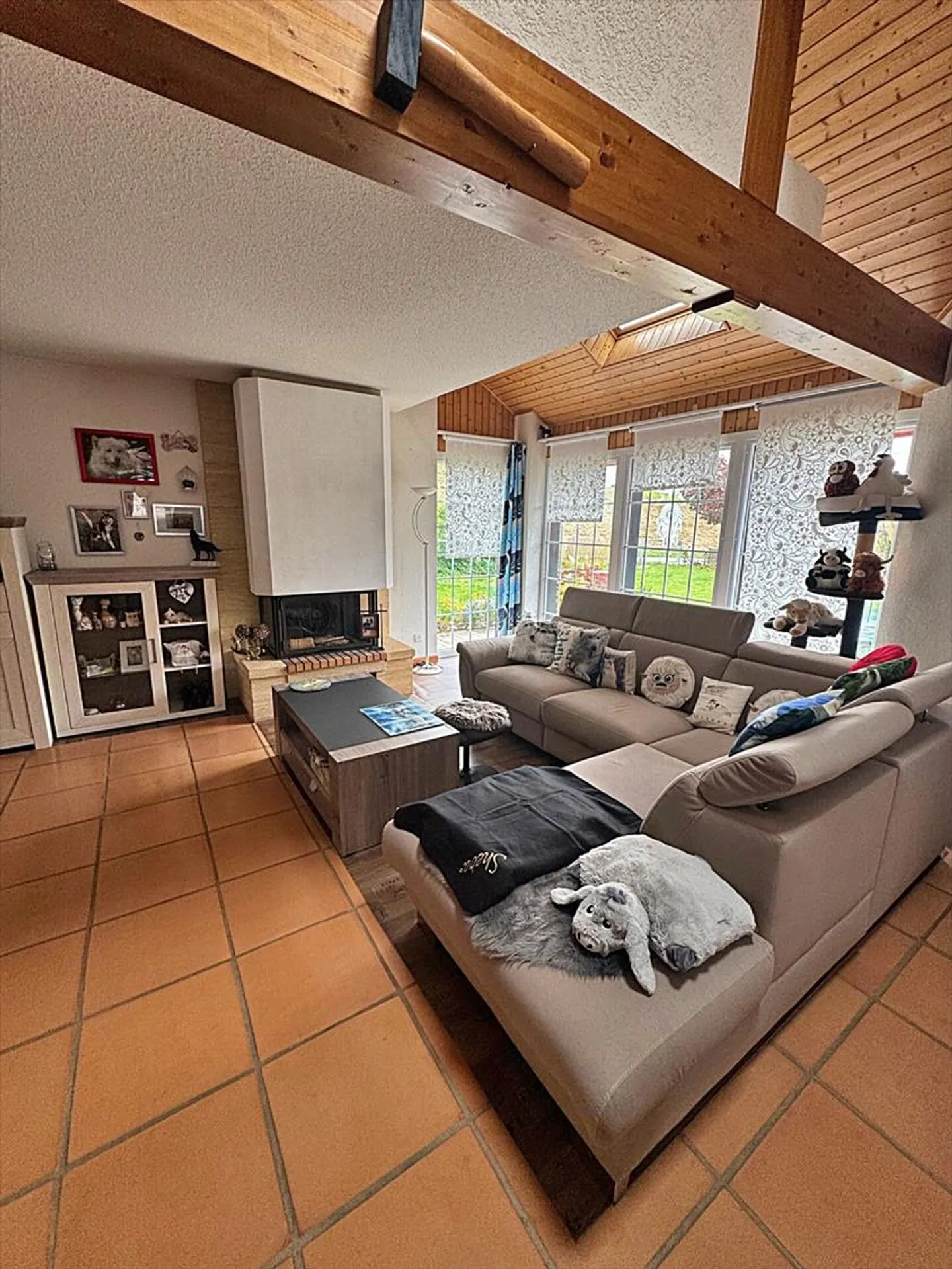 Superba villa indipendente con grande giardino in quartiere residenziale - Foto 9 di 13