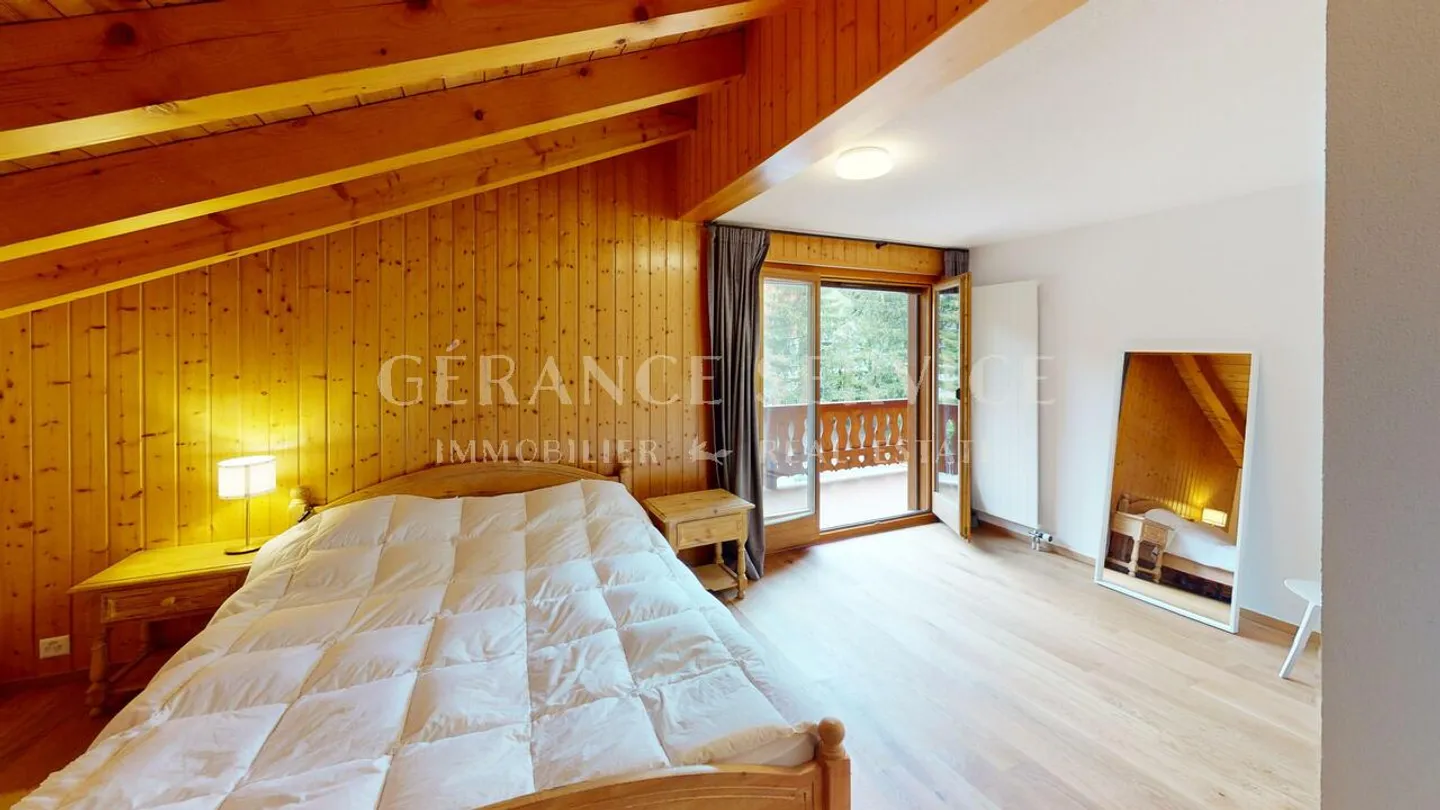 Charming Apartment with Balcony - Photo 5 of 12