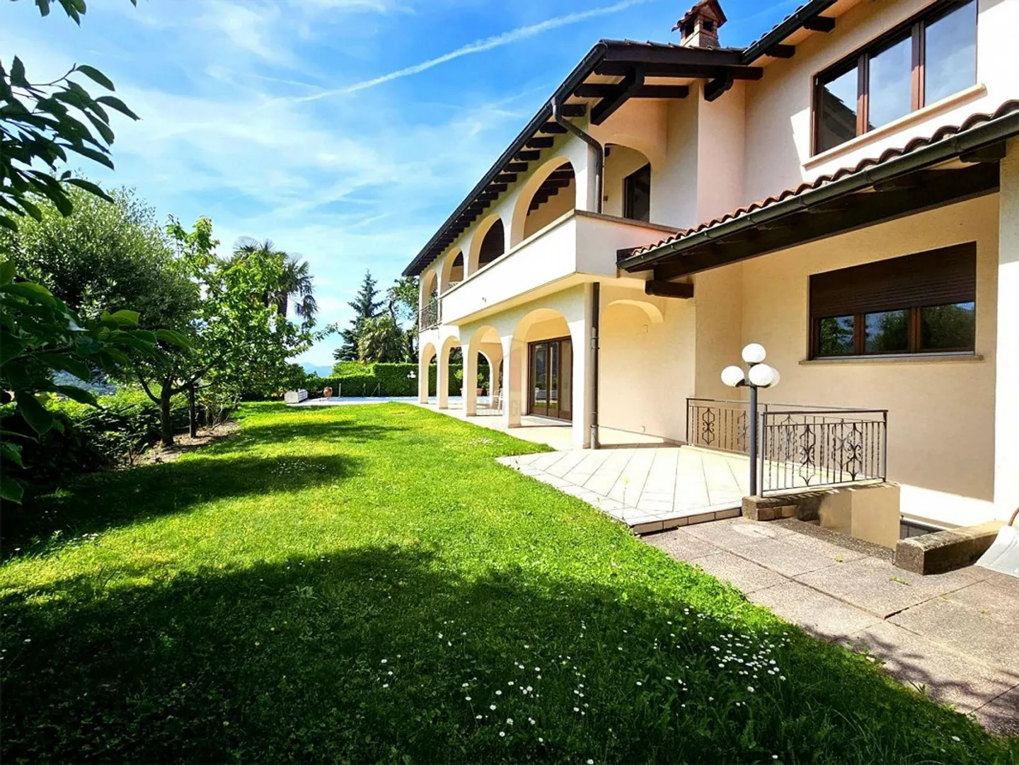 Exklusiv mit Pool im mediterranen Stil - Foto 2 von 13