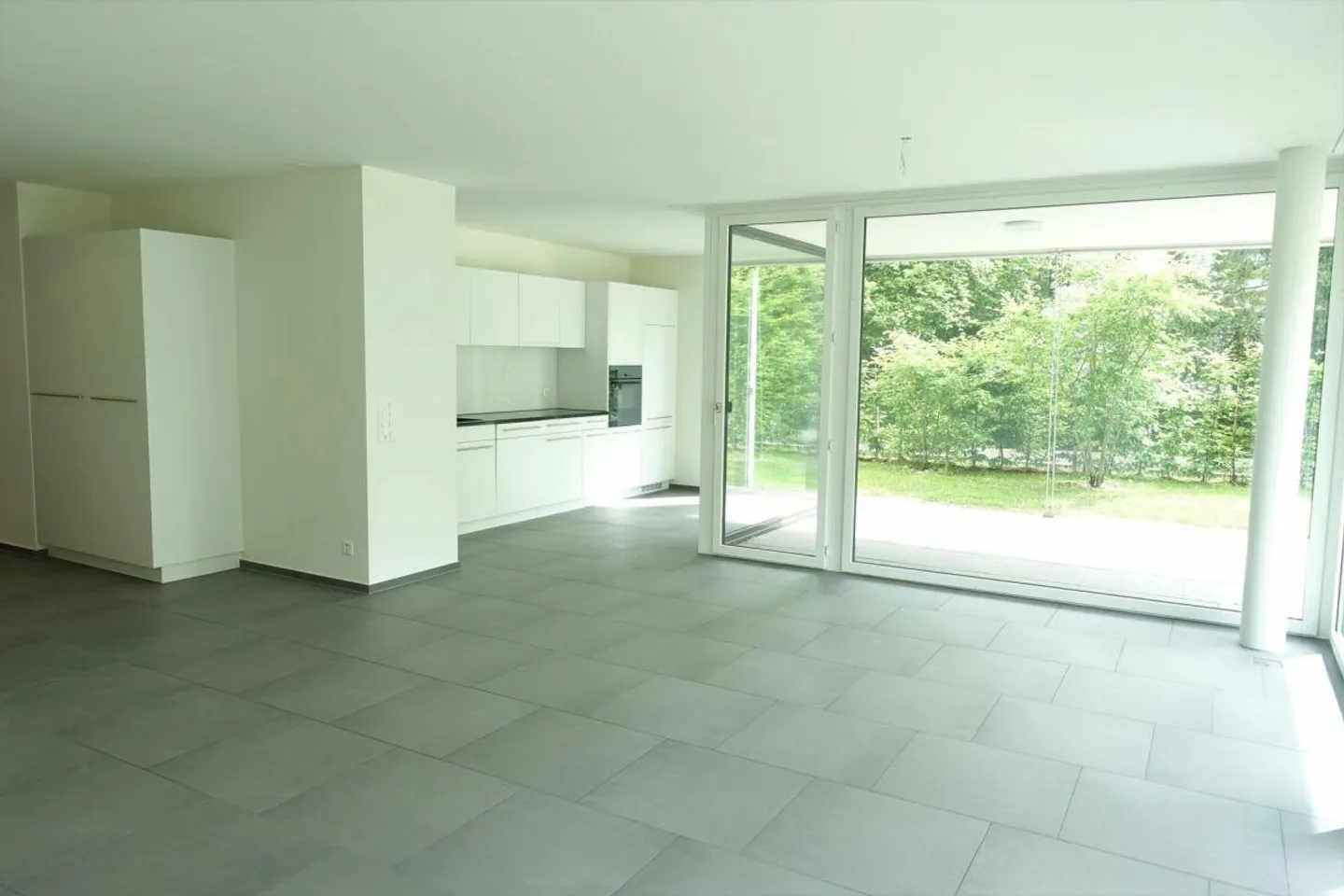 Modern 3.5-room apartment with private terrace and view of greenery - Photo 2 of 9