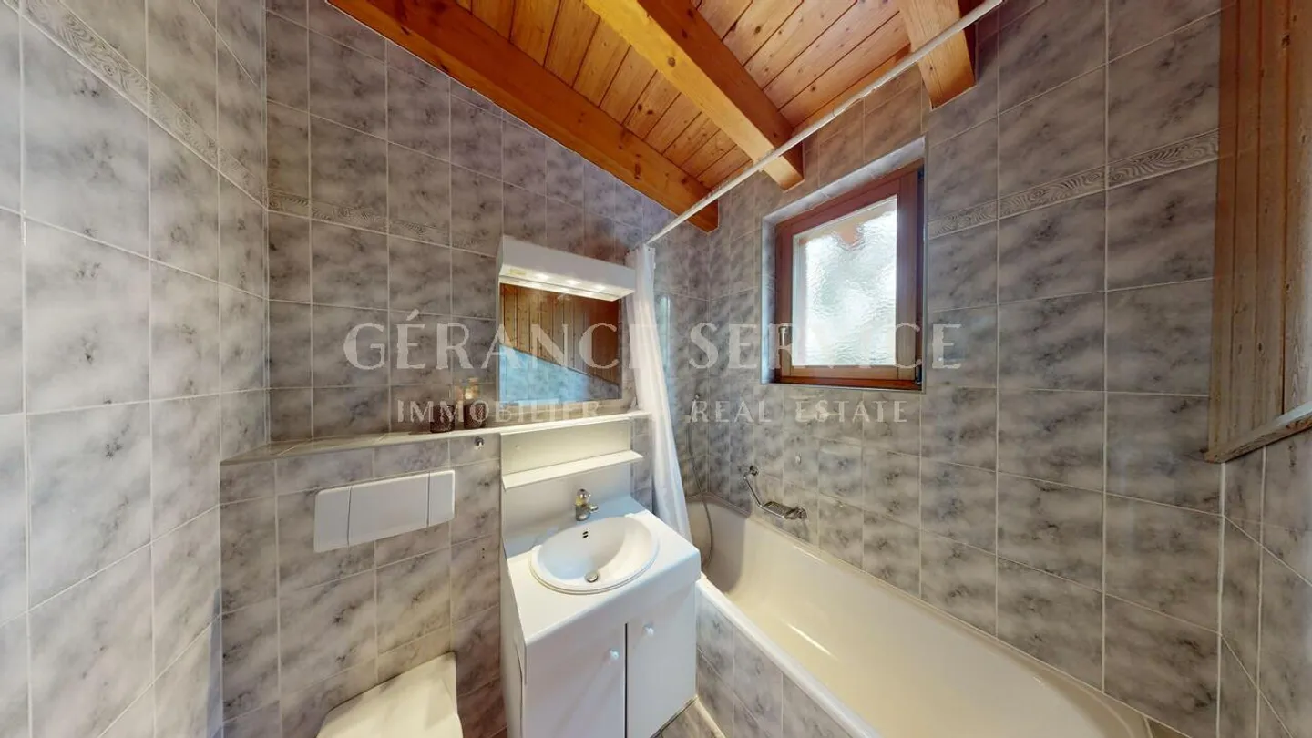 Charming Apartment with Balcony - Photo 7 of 12