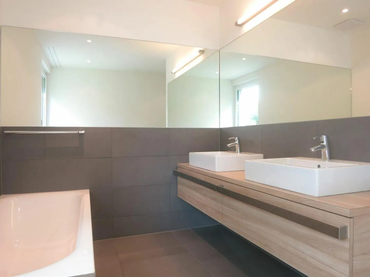 Modern 3.5-room apartment with private terrace and view of greenery - Photo 4 of 9