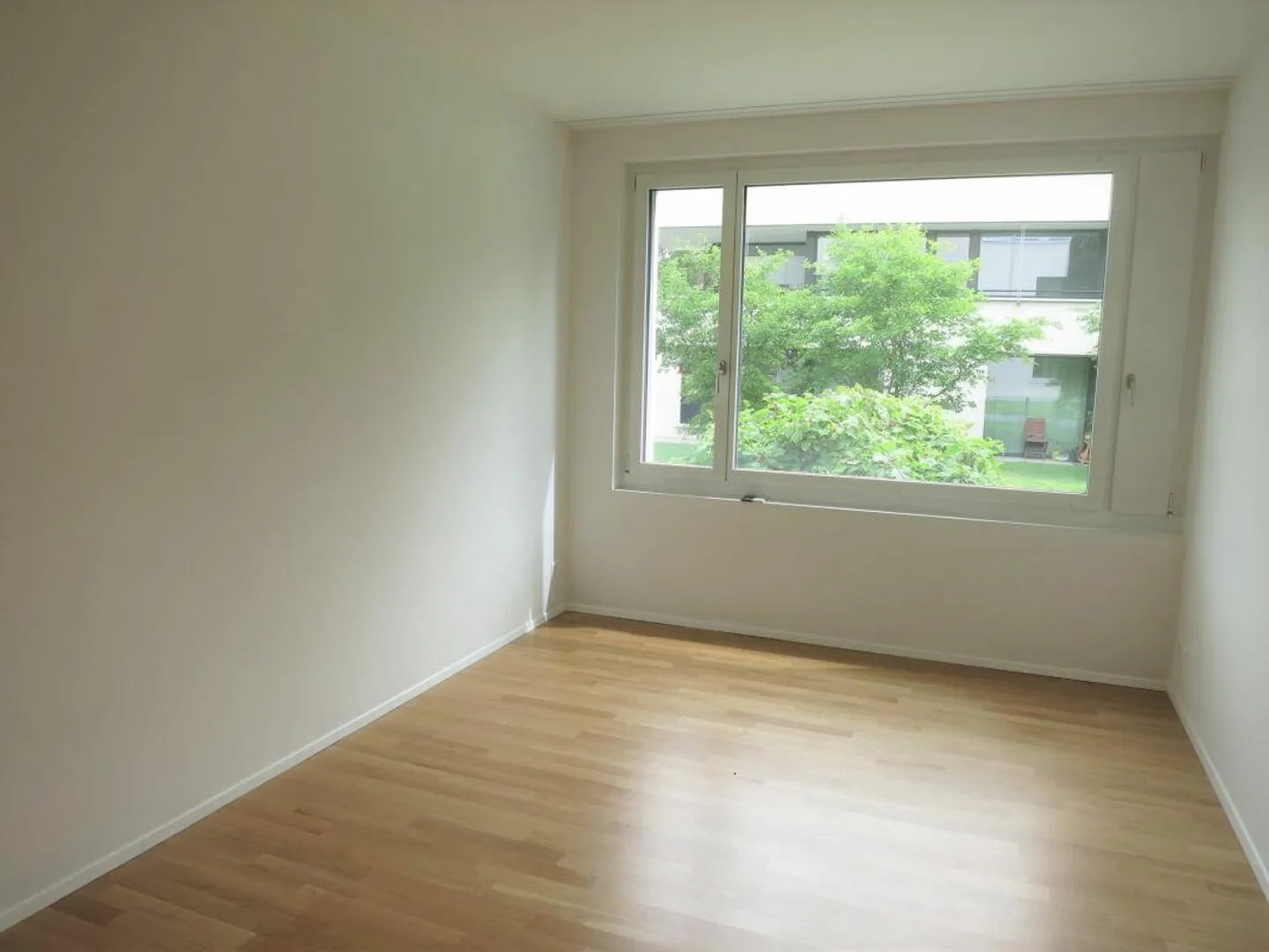 Modern 3.5-room apartment with private terrace and view of greenery - Photo 5 of 9