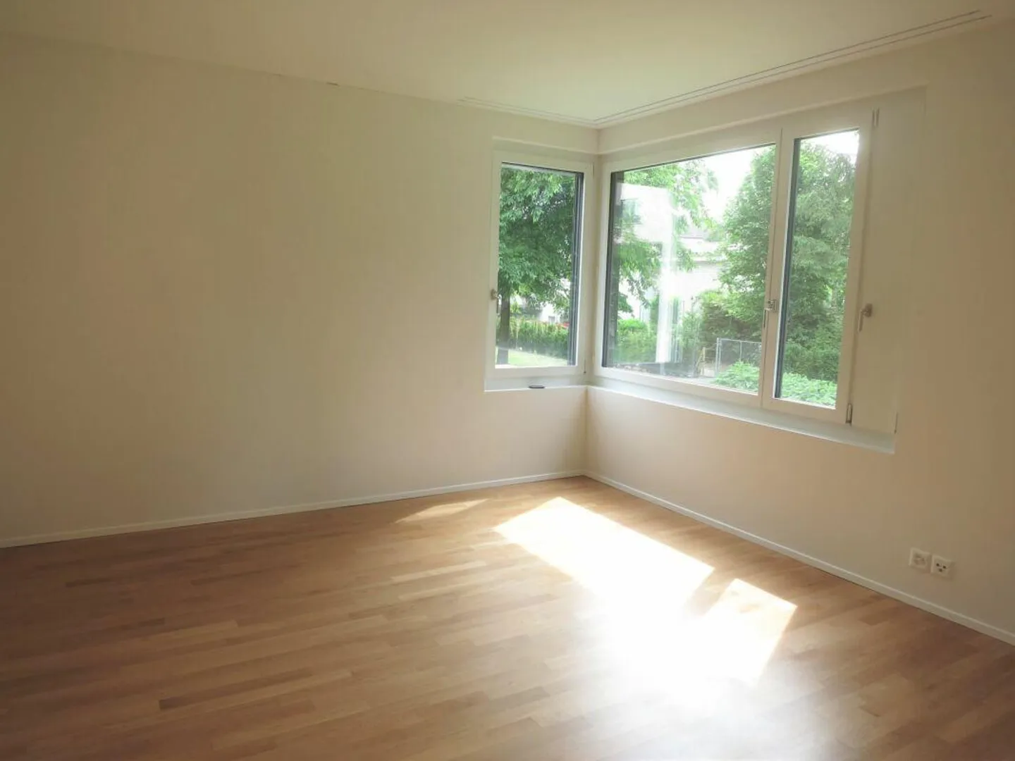 Modern 3.5-room apartment with private terrace and view of greenery - Photo 6 of 9