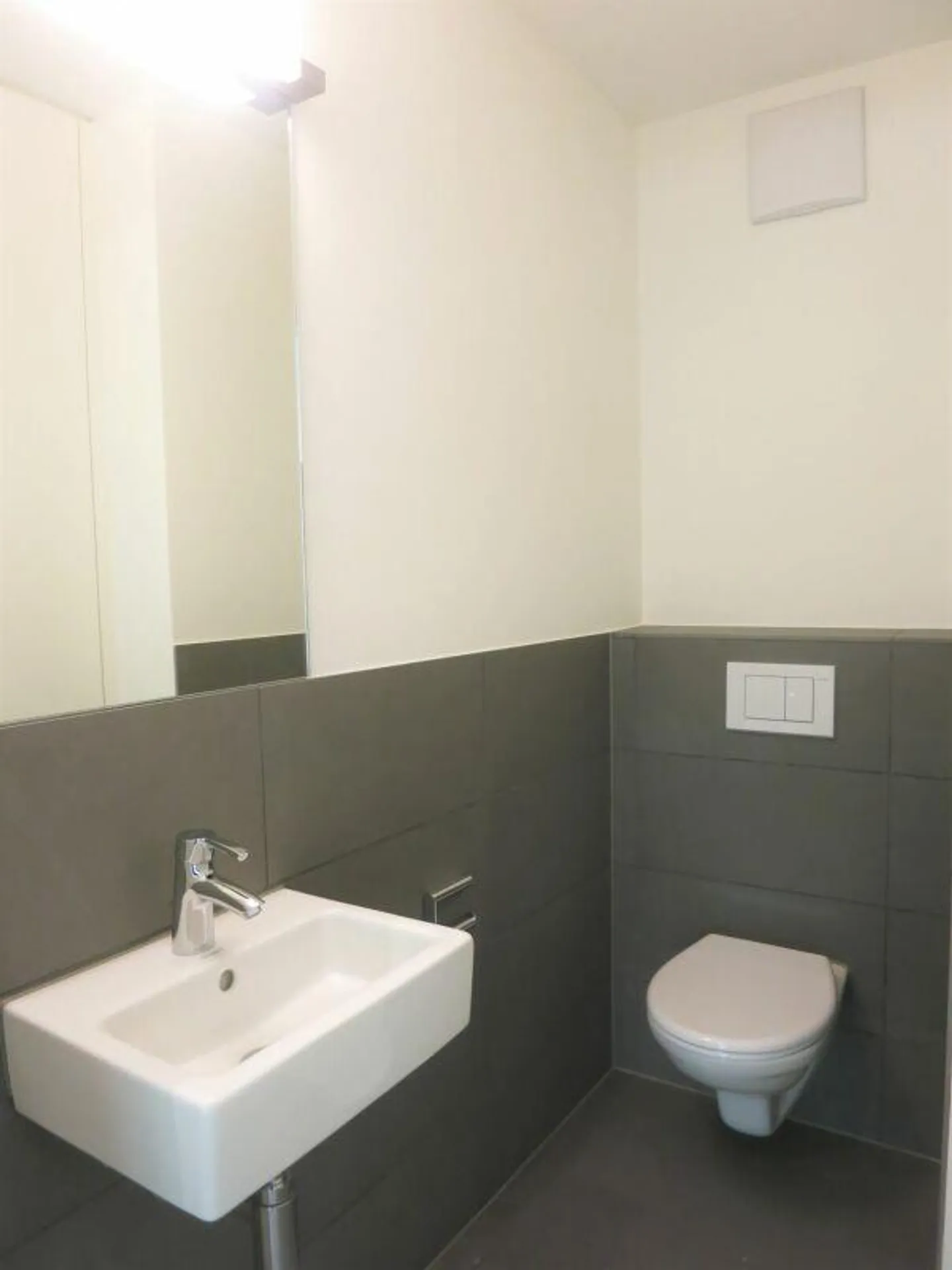 Modern 3.5-room apartment with private terrace and view of greenery - Photo 7 of 9