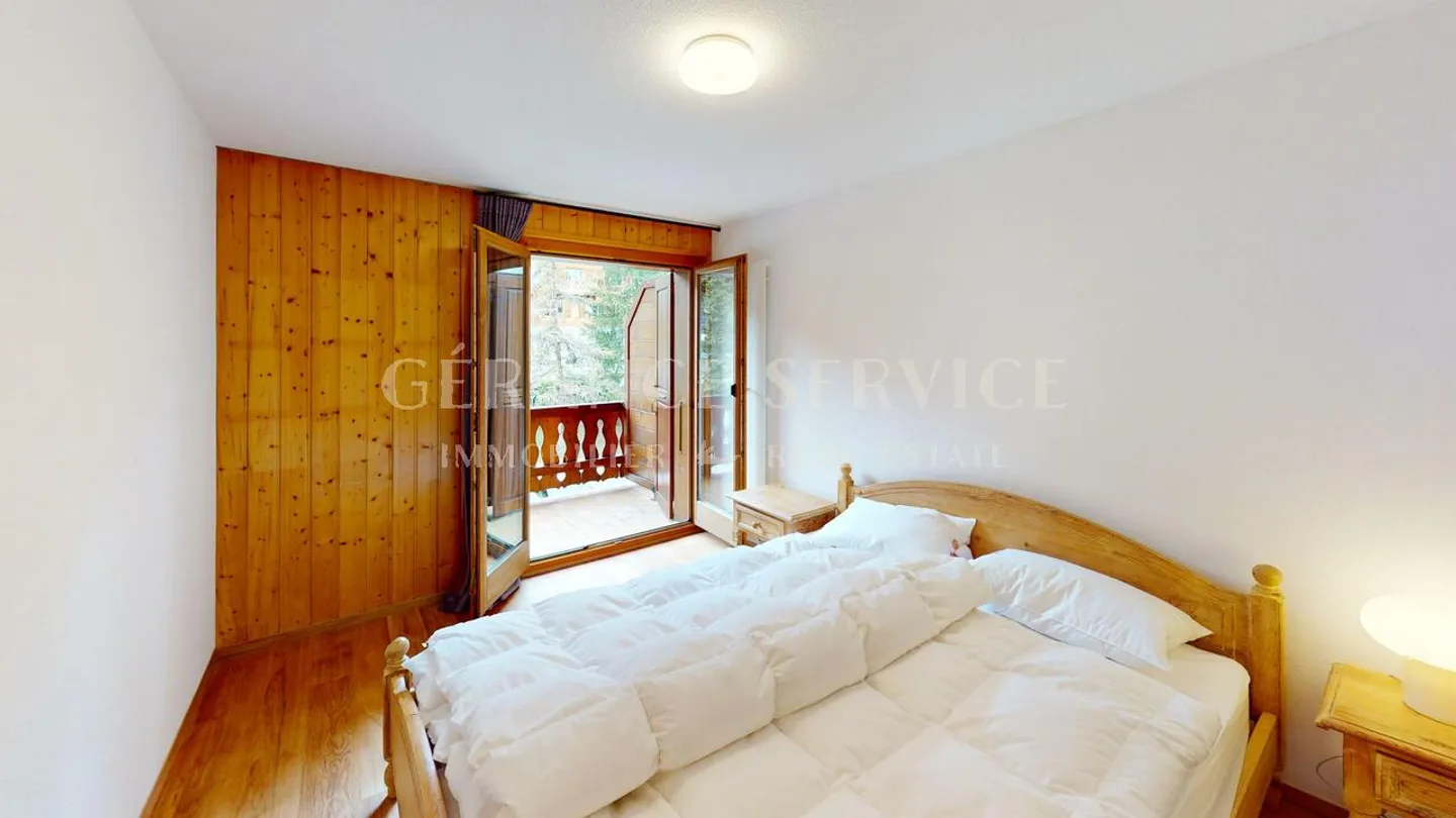 Charming Apartment with Balcony - Photo 8 of 12